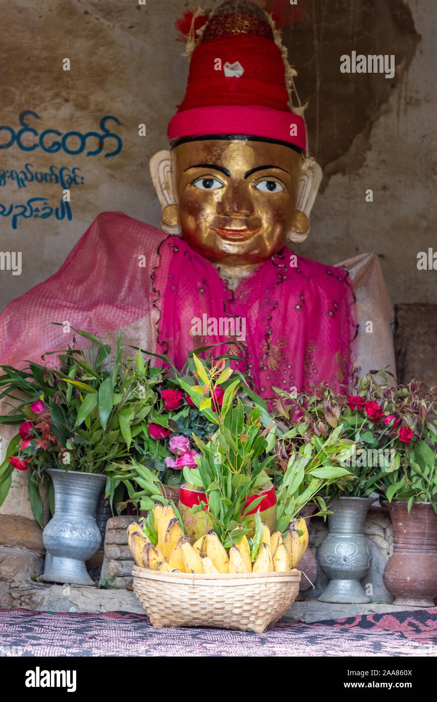 "Geistiger Bruder "hüterin von Bagan (Pagan), Myanmar (Burma) in der Ruby True, das Haupttor in die alte Mauer der alten Stadt verankert Stockfoto