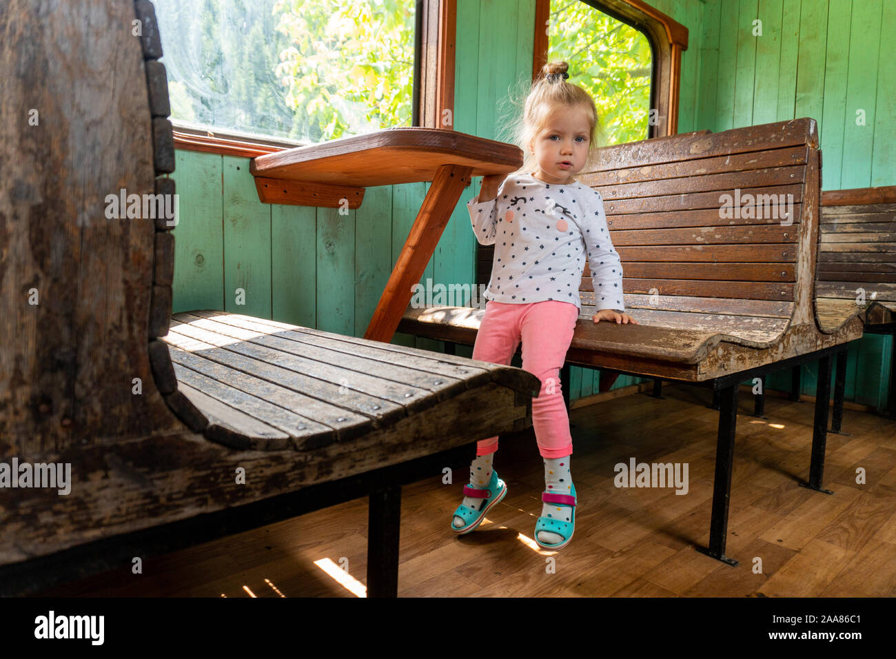 Kind, Mädchen sitzen im alten Stil retro Zug Stockfoto