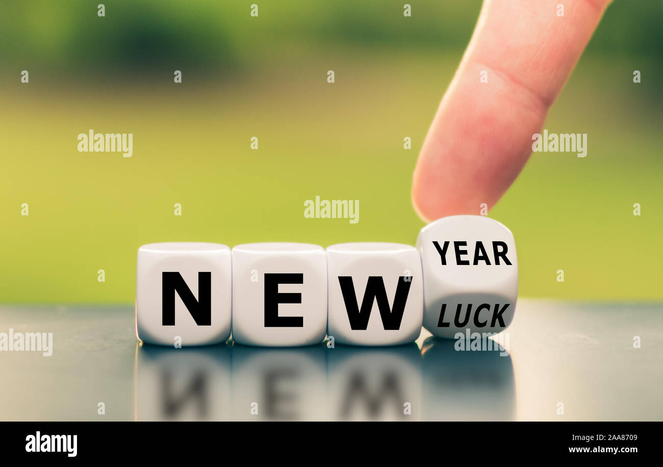 Neues Jahr neues Glück. Hand einen Würfel und Änderungen der Ausdruck "neue Jahr" zu "neues Glück". Stockfoto
