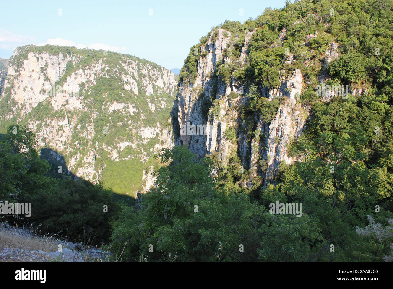 Blick auf die Vikos Schlucht von Kloster von Agia Paraskevi Monodendri Griechenland Stockfoto