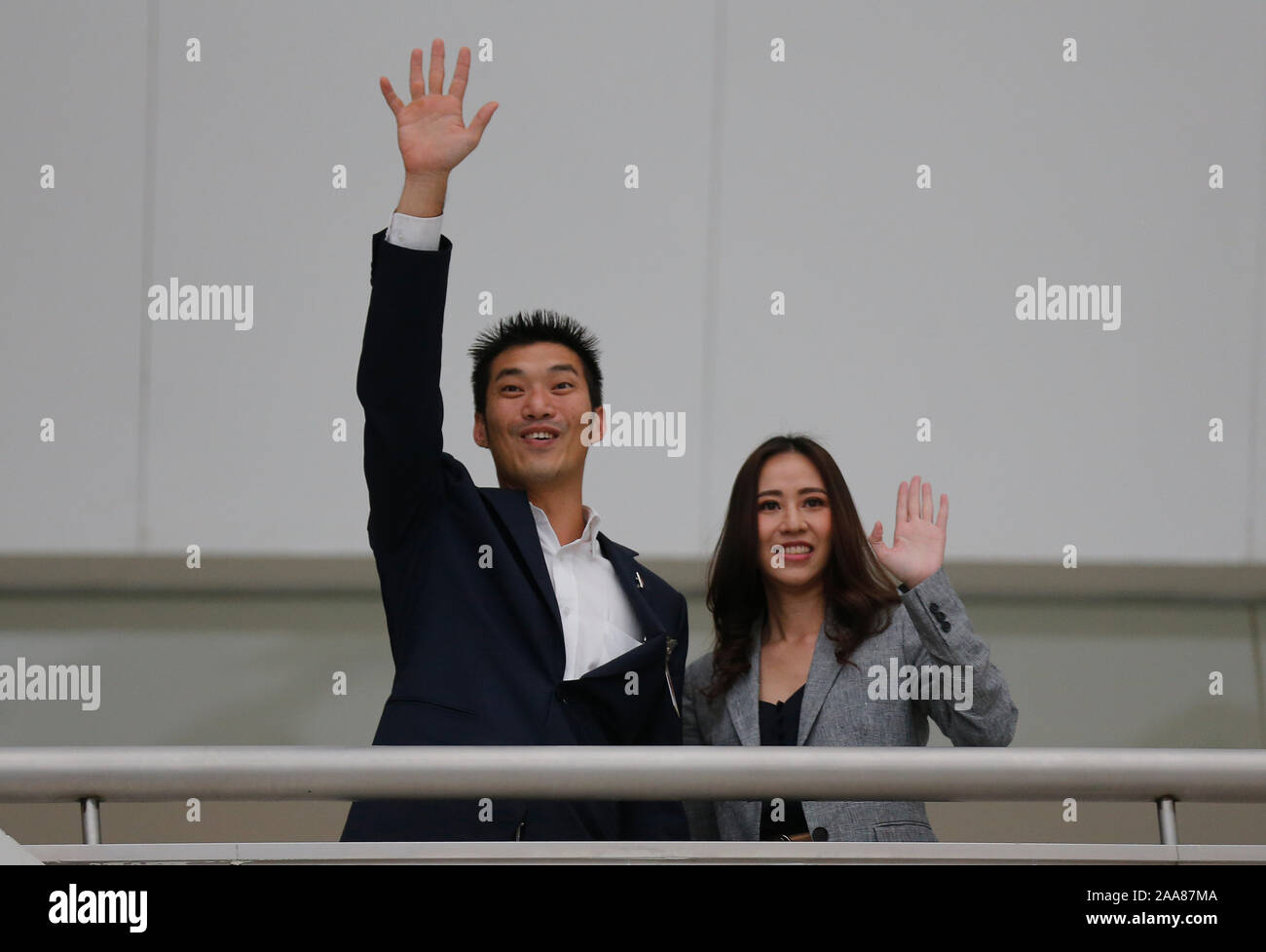 Bangkok, Thailand. Nov, 2019 20. Thanathorn Juangroongruangkit mit seiner Frau, Rawiphan Juangroongruangkit wave an die Fans an die Verfassung Gericht. Anhänger für Thanathorn Jungroongruangkit an der Verfassung Gericht in Bangkok warten, der Führer der Zukunft, der seine MP Status nach dem Bundesverfassungsgericht verloren gefunden, ihn wegen der Verletzung der Verfassung durch noch das Halten von Anteilen an einem Medienunternehmen, wenn er registriert in der Wahl im März zu laufen. Credit: SOPA Images Limited/Alamy leben Nachrichten Stockfoto