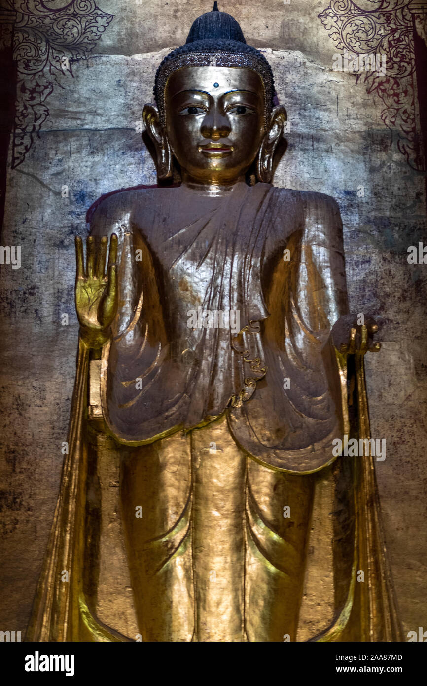 Gautama Buddha, der Westen nach Gold blätterte standing Buddha der Ananda Tempel in Bagan, Myanmar mit ausgestreckten Händen, Furchtlosigkeit Stockfoto