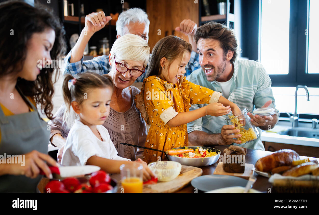 Großeltern, Eltern und Kinder verbringen gerne Zeit in der Küche Stockfoto