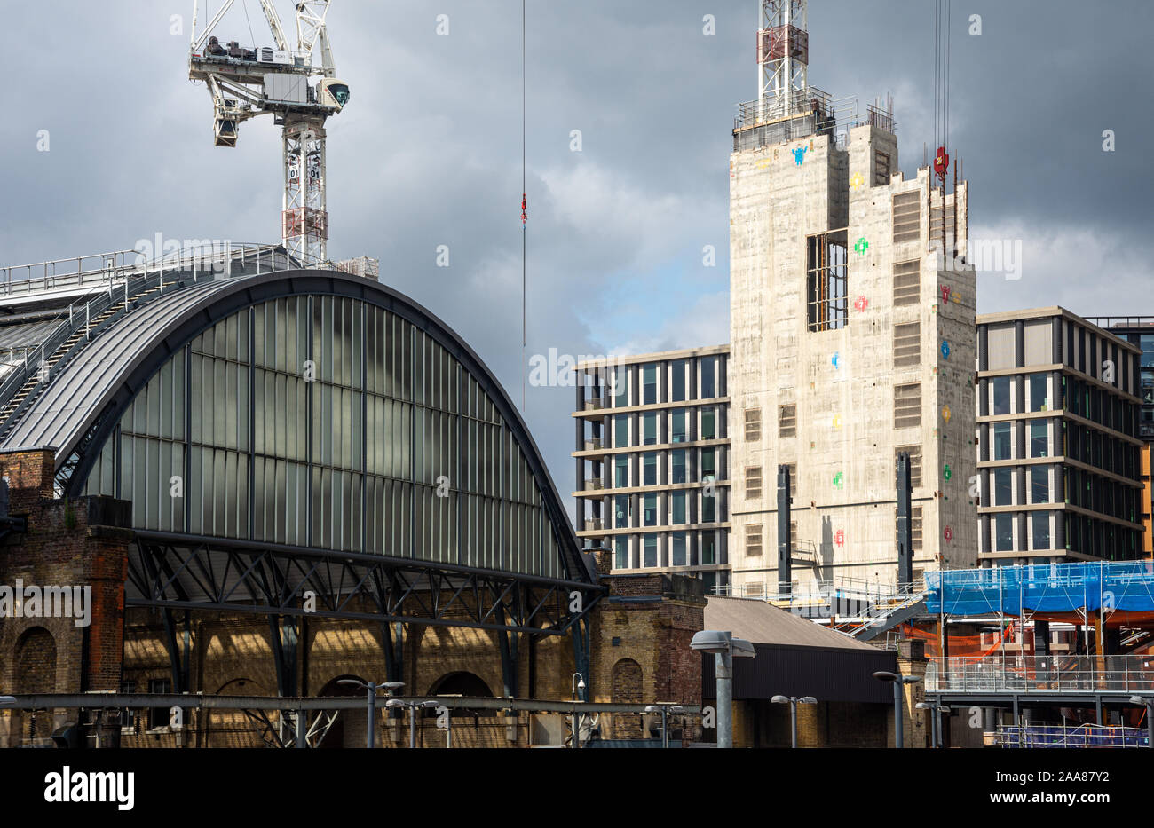 London, England, Großbritannien - 2 August 2019: Turmdrehkrane stand über die Baustelle von Google UK Büros neben dem viktorianischen Vordach von King's Cross Stockfoto