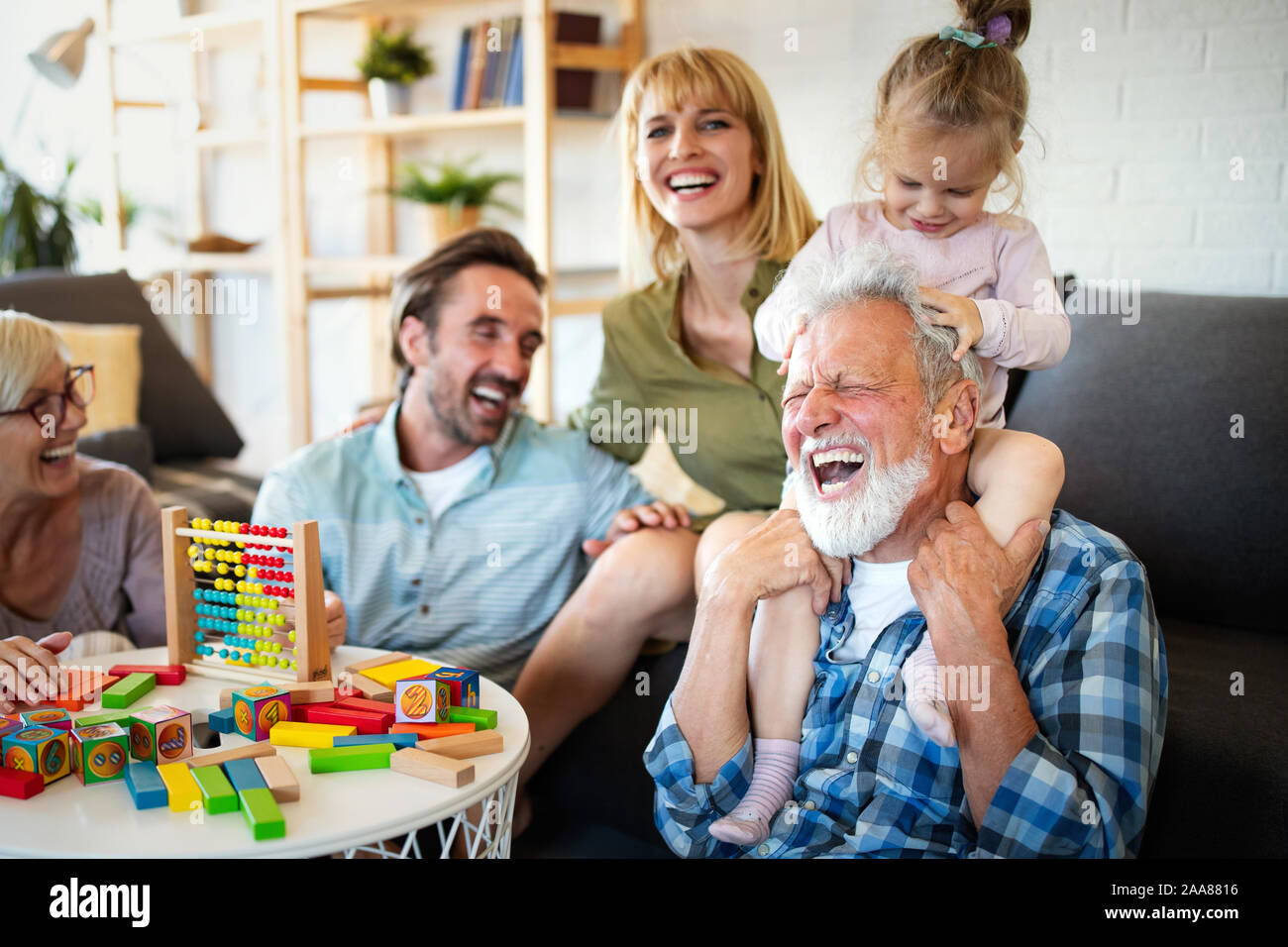 Senior Großeltern mit Enkelkindern spielen und Spaß haben mit der Familie Stockfoto