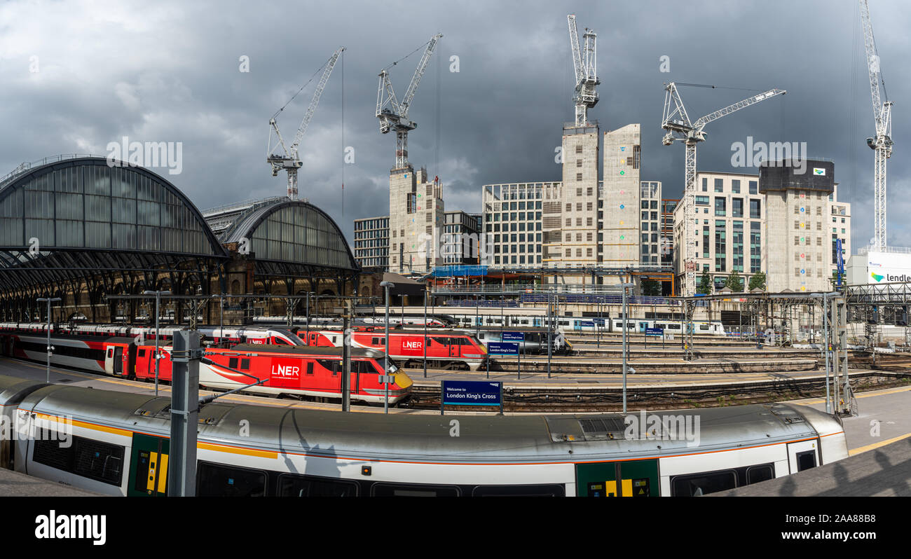 London, England, Großbritannien - 2 August 2019: Lner und Thameslink Züge auf Plattformen im Londoner Bahnhof King's Cross warten Turmdrehkrane über Stand Stockfoto