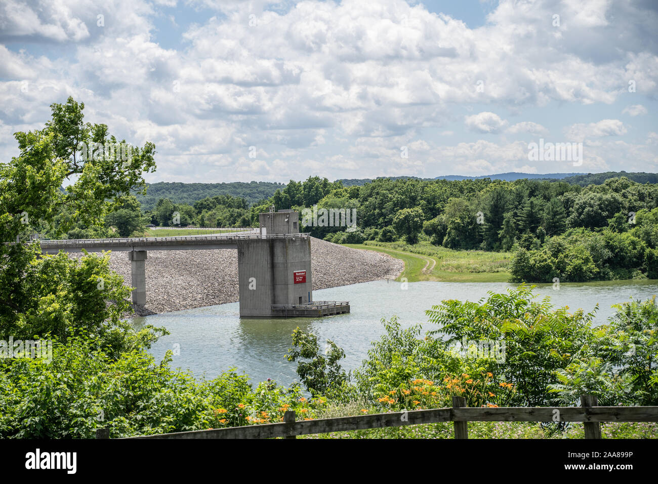 Blau Marsh Dam, Juni 21, 2019 von der US-Armee Korps der Ingenieure verwaltet wird, ist die Erde füllen Damm in Berks County, Pennsylvania, USA Stockfoto Blau Marsh Dam, Juni 21, 2019 von der US-Armee Korps der Ingenieure verwaltet wird, ist die Erde füllen Damm in Berks County, Pennsylvania, USA Stockfoto