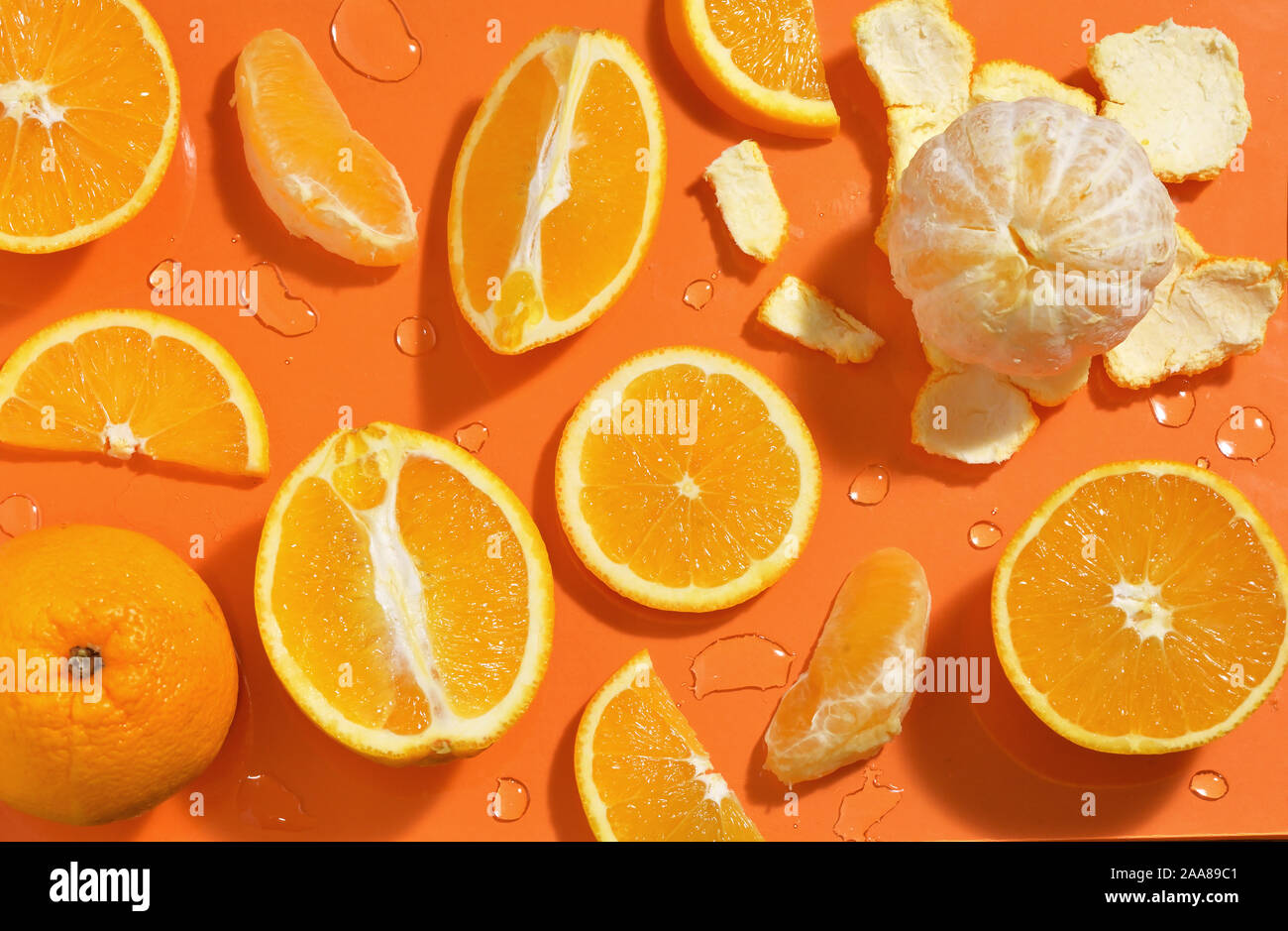 Verschiedene Schichten von Orange Zitrusfrüchte auf Orange Hintergrund Stockfoto