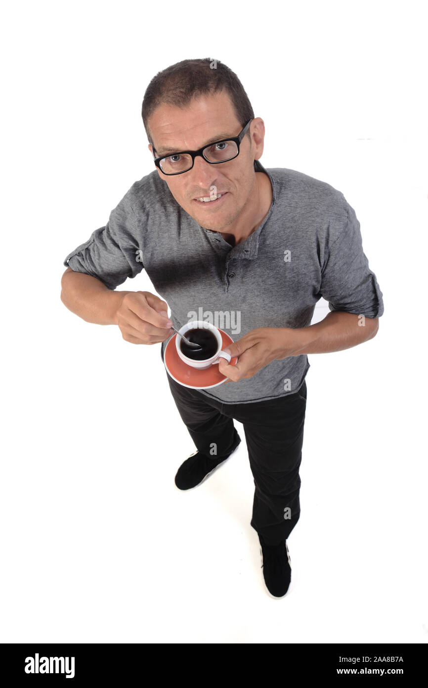 Mann mit einer Tasse Kaffee auf weißem Hintergrund Stockfoto