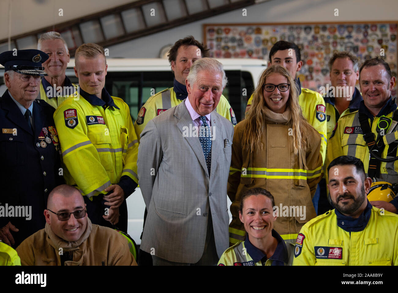 Der Prinz von Wales bei Kerikeri Fire Station als trifft er sich mit Ersthelfer in der Bucht von Inseln, am vierten Tag des königlichen Besuch in Neuseeland. Stockfoto