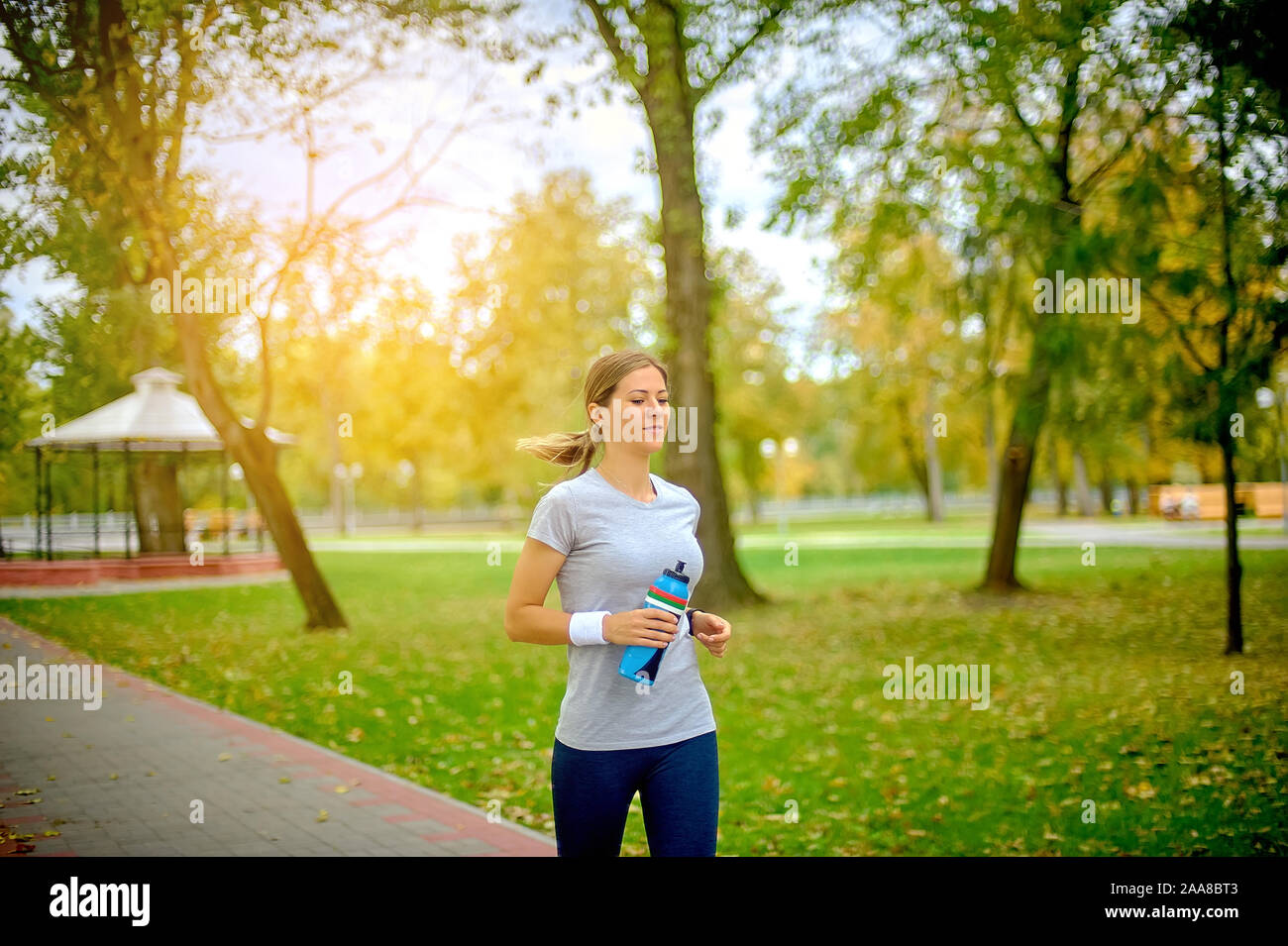 Mädchen Athlet ist Training im Freien. Joggen. Gesunde Lebensweise. Stockfoto