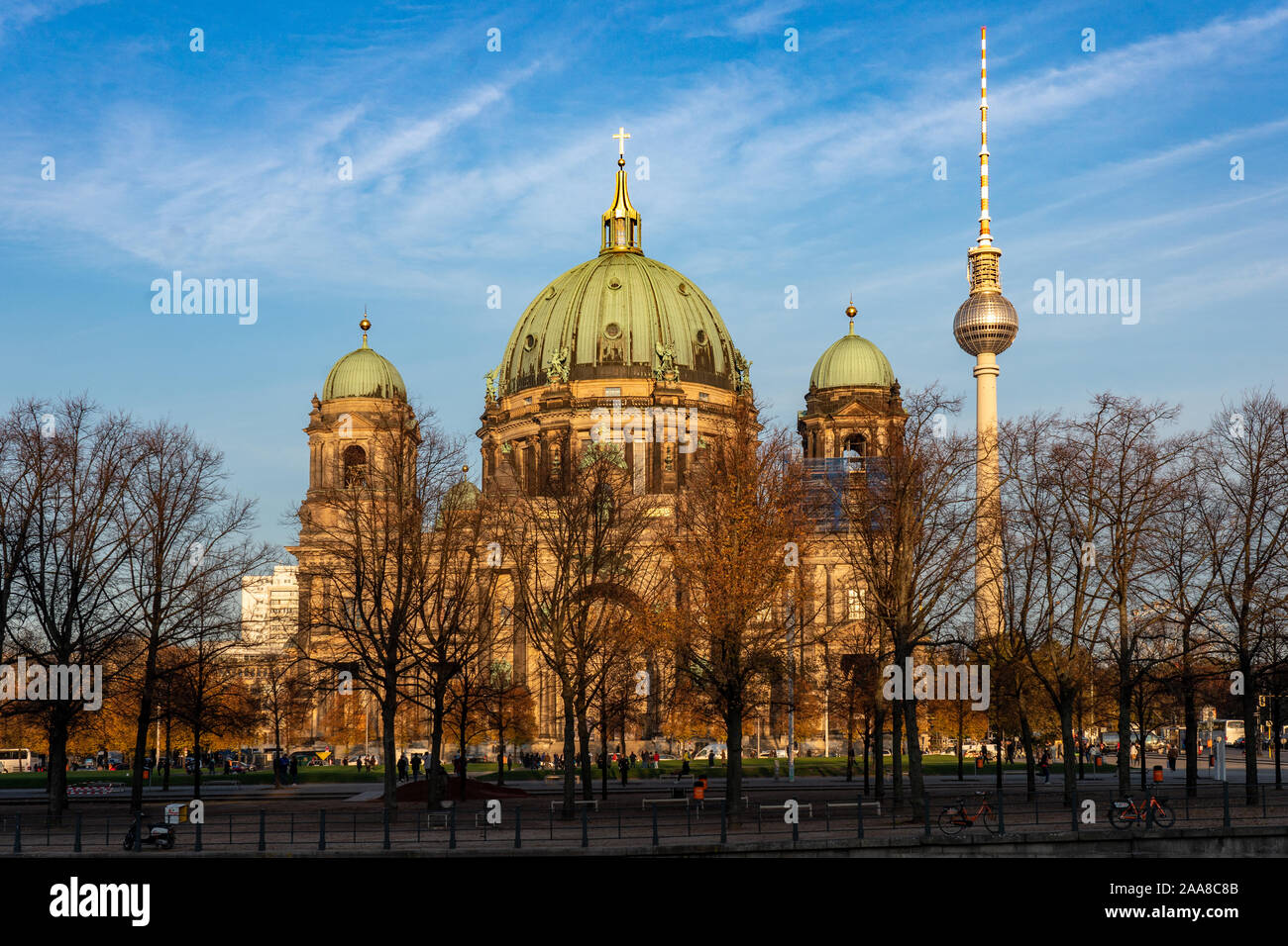 Der Berliner Dom (links) und der Berliner Fernsehturm (Fernsehturm) in Berlin. Aus einer Reihe von Fotos in Deutschland. Foto Datum: Th Stockfoto