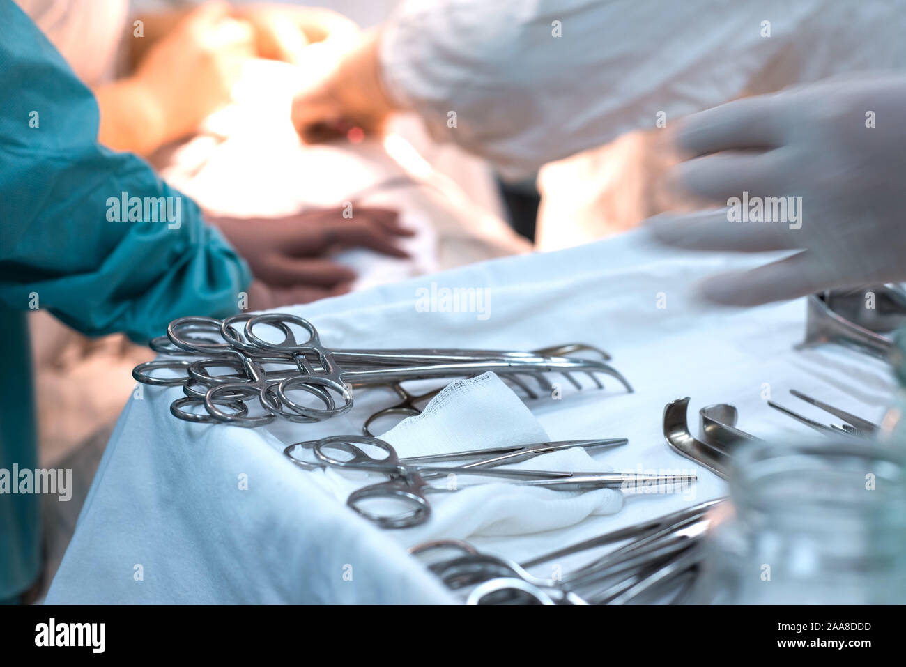 Chirurgische Instrumente auf eine sterile Tabelle im Operationssaal. Chirurgen arbeiten mit Händen Stockfoto