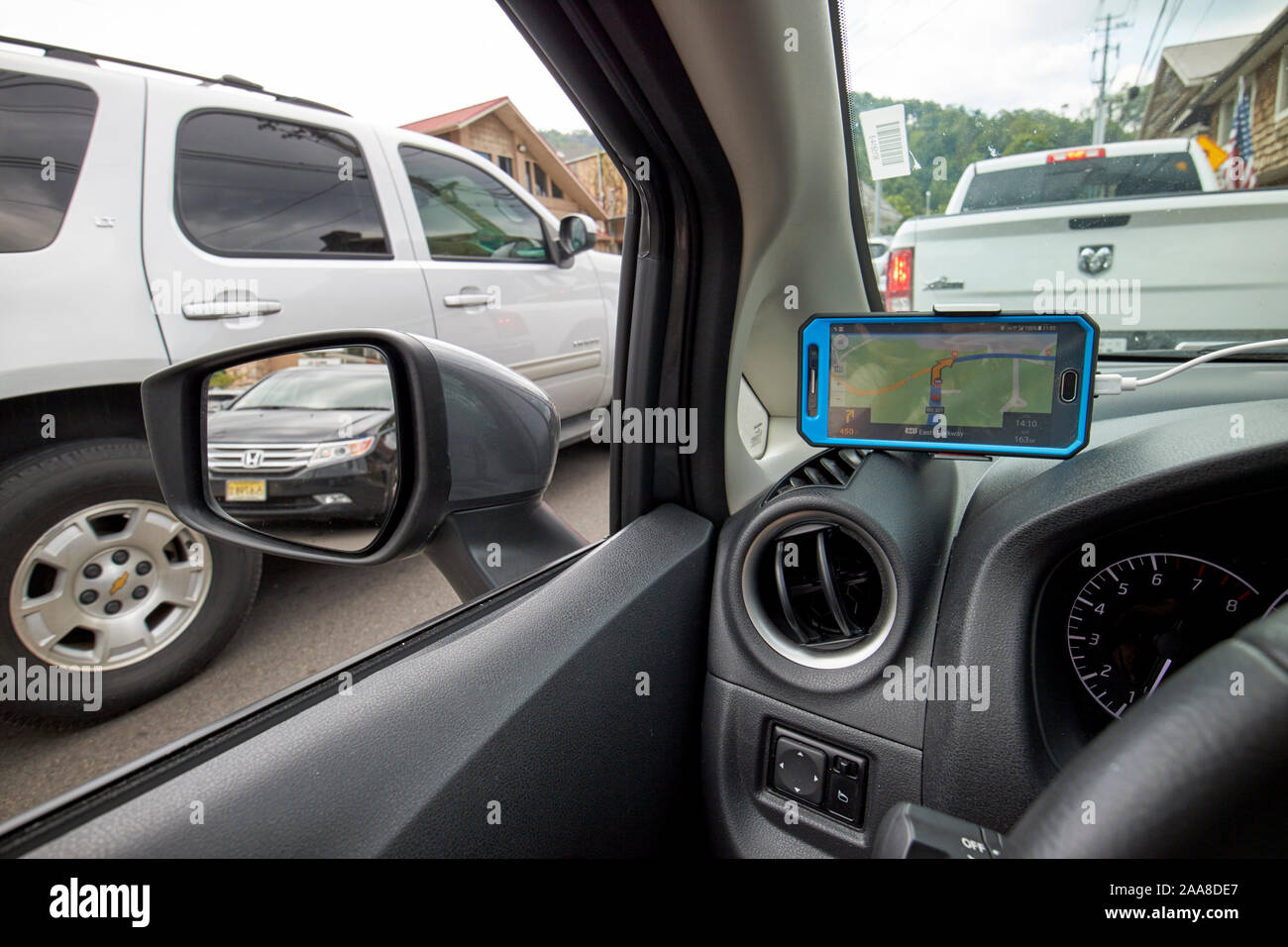 Mit Handy, Navi und Suchen im Rückspiegel von dichten Verkehr auf beschäftigt uns441 bis Downtown Gatlinburg Tennessee USA Stockfoto