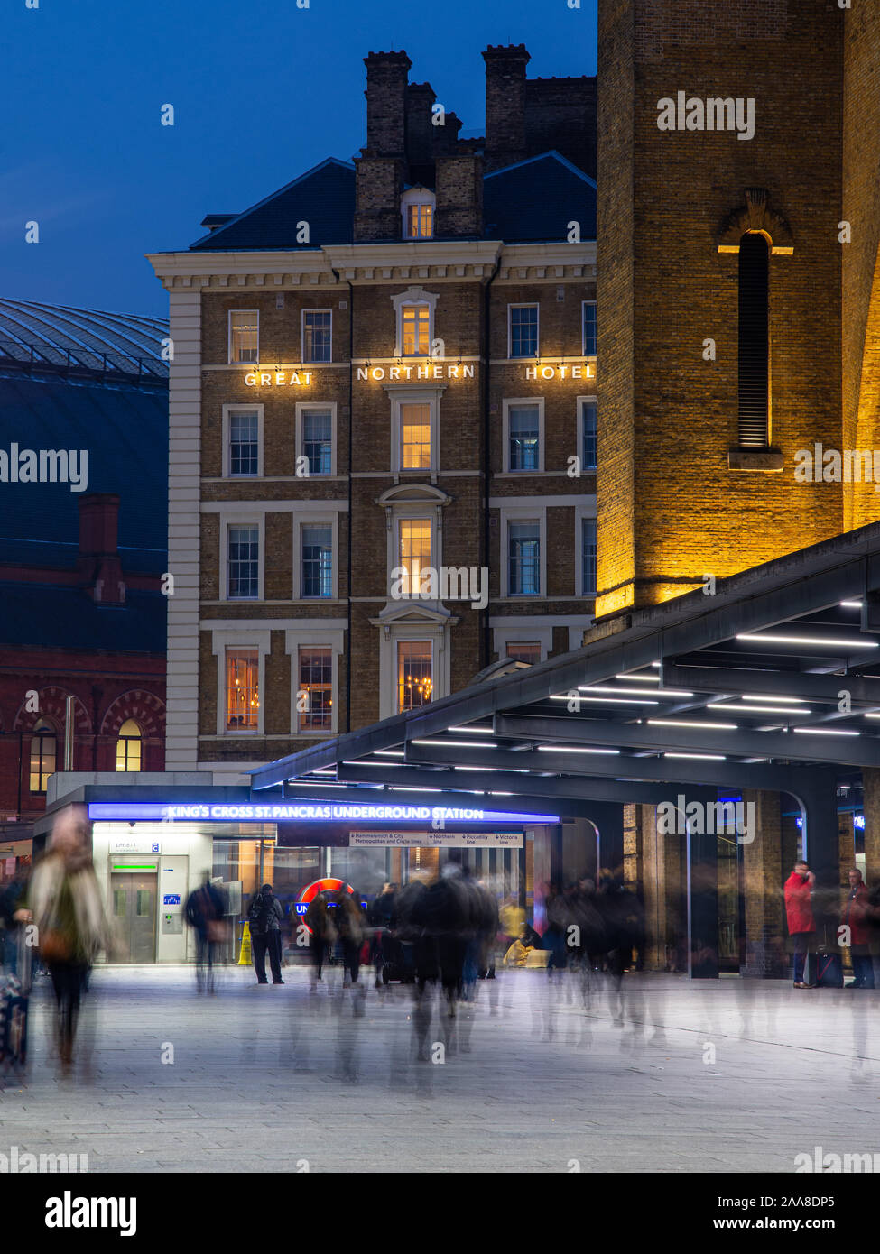 London, England, Großbritannien - 22 November 2018: Massen von Pendlern Spaziergang durch den Bahnhof King's Cross in London an einem Winterabend. Stockfoto