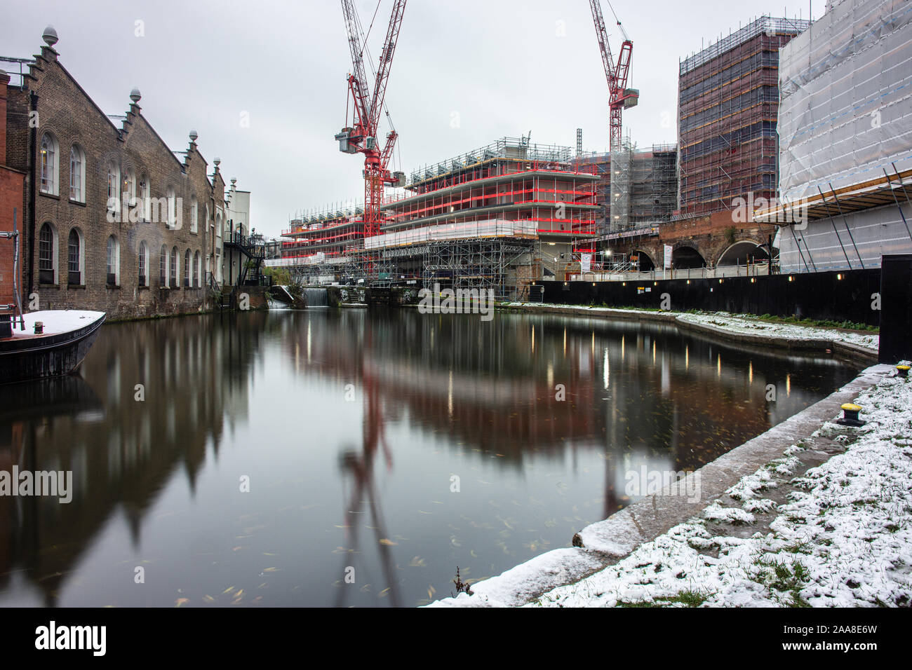 London, England, Großbritannien - 10 Dezember, 2017: neue Wohnung Gebäude sind im Bau entlang der Regent's Canal in Camden Town, nördlich von London. Stockfoto
