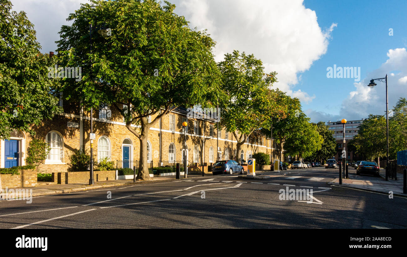 London, England, Großbritannien - 13 September, 2017: Die Sonne scheint auf die traditionelle viktorianische suburban Reihenhäuser in der Nachbarschaft von Islington in Barnsbury Stockfoto