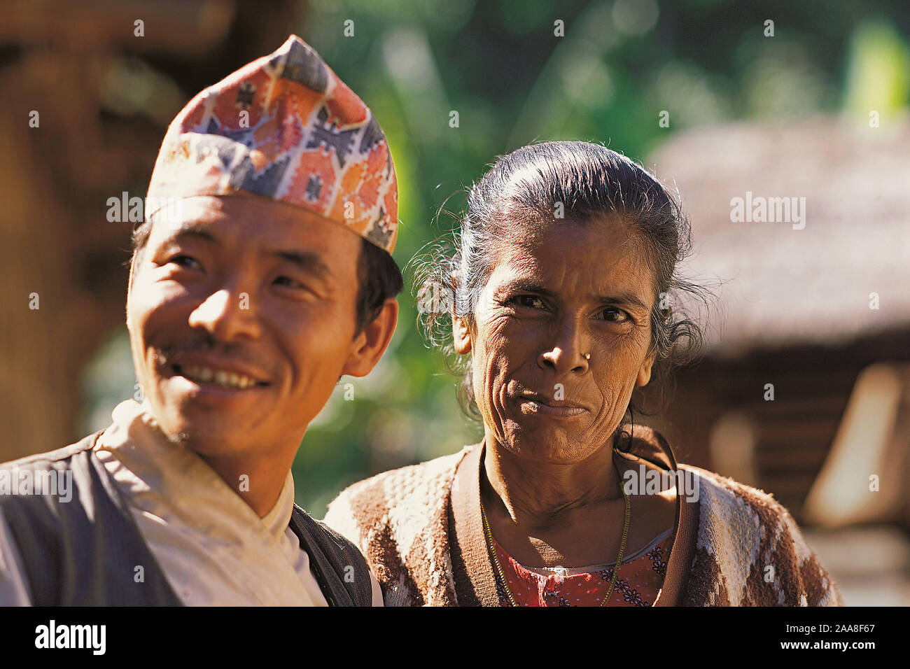 Mann und Frau in ihrem Heimatdorf am Annapurna Trail in West-Zentral-Nepal Stockfoto