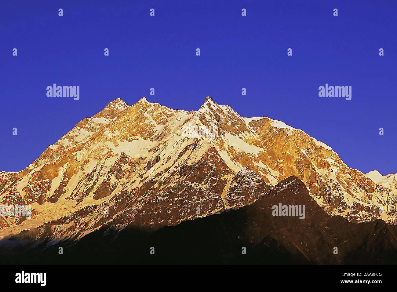 Abendlicht auf der Annapurna Range von 15000 Fuß auf dem Thulobugin Bergrücken oberhalb der Kali Gandaki Tal in Zentral-West Nepal Stockfoto