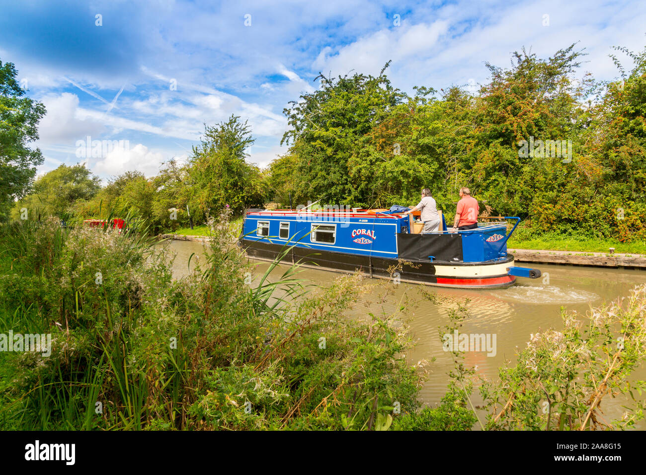 Eine bunte Longboat auf der Ashby-de-la-Zouch Canal in der Nähe von Shenton, Leicestershire, England, Großbritannien Stockfoto