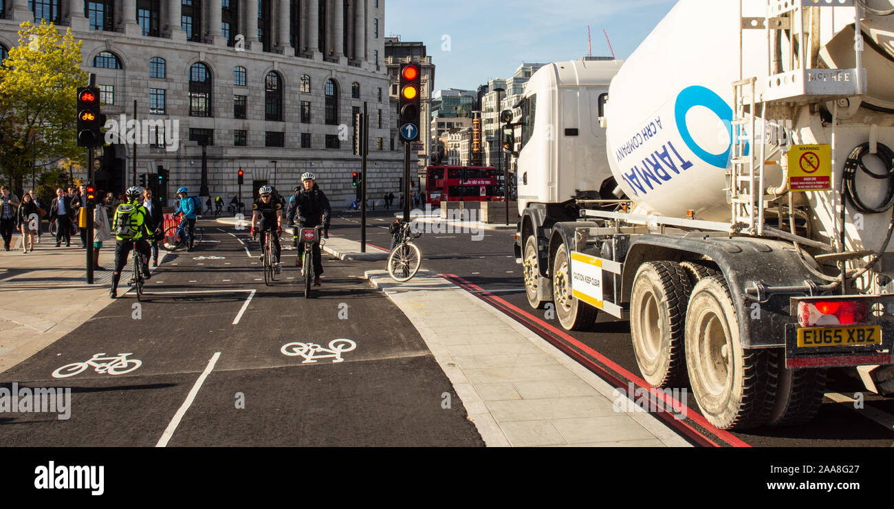 London, England, Großbritannien - 4. Mai 2016: Radfahrer fahren an einem Bau Lkw auf dem Londoner getrennten CS 6 cycle Superhighways auf Blackfriars Bridge. Stockfoto