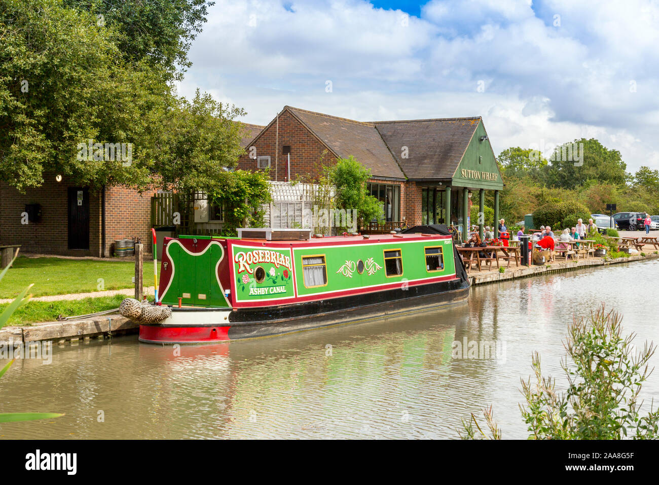 Eine bunte Longboat auf der Ashby-de-la-Zouch Canal in Sutton Wharf, Leicestershire, England, UK günstig Stockfoto