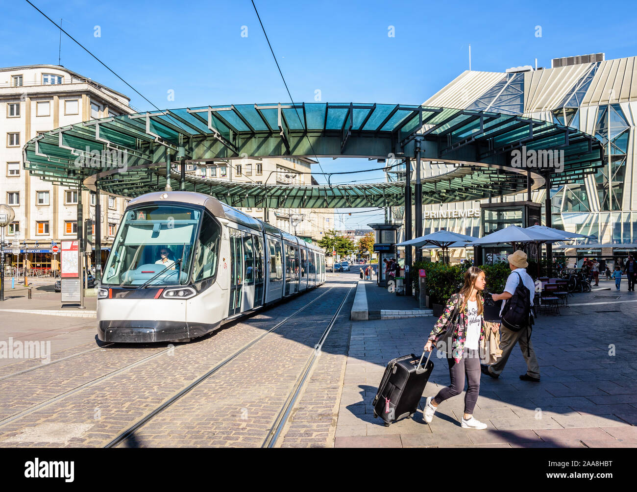 Ein citadis-Straßenbahn verlässt das tram station Homme de Fer, dem verkehrsreichsten Bahnhof der CTS-Netzwerk in Straßburg, Frankreich, durch einen gläsernen Rotunde gekrönt. Stockfoto