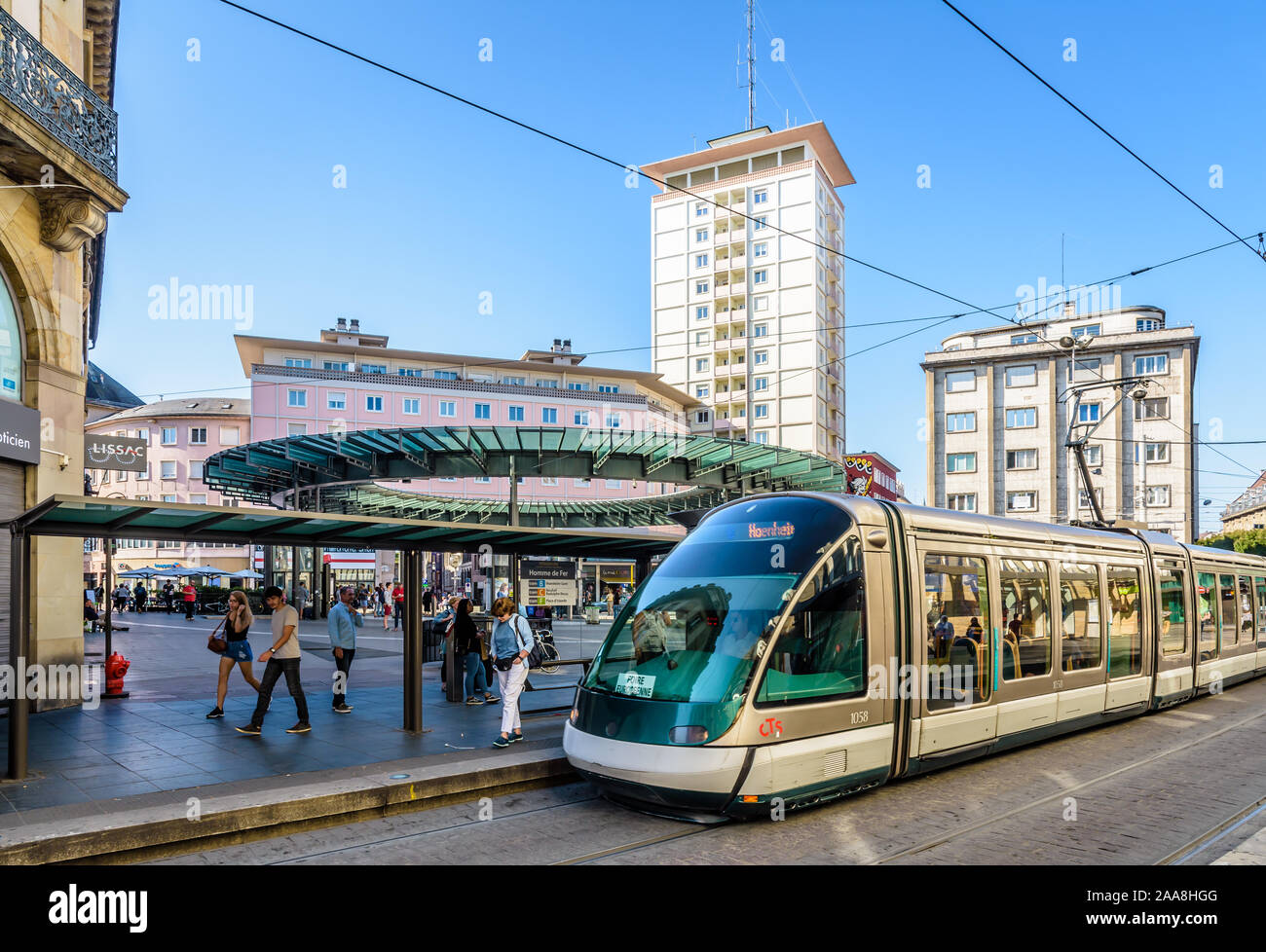 Eine Eurotram Straßenbahn ist Stationierung am Bahnhof Homme de Fer, der Knotenpunkt des CTS-Netzwerk in Straßburg, Frankreich, durch einen gläsernen Rotunde gekrönt. Stockfoto