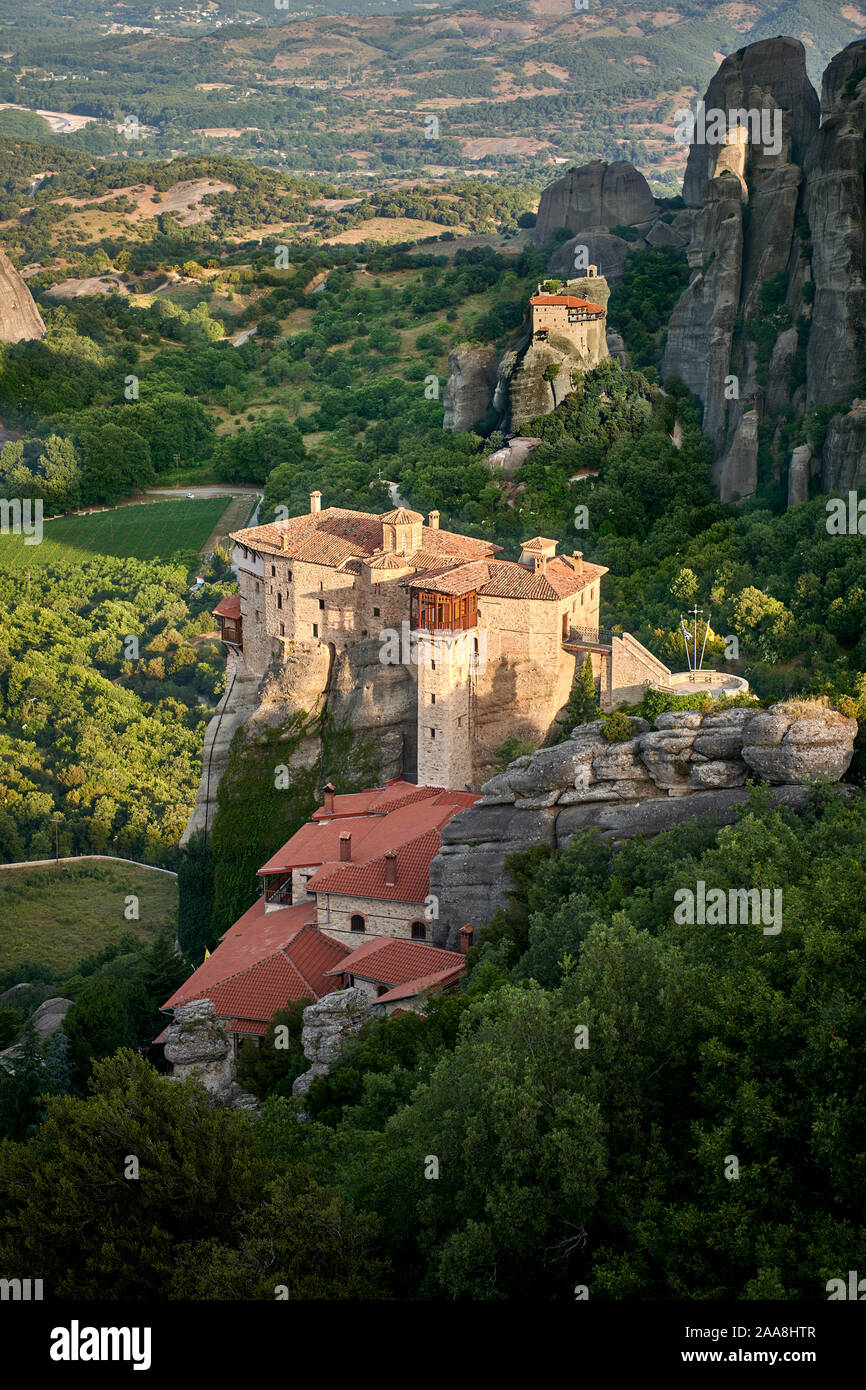 Mittelalterliche Meteora Kloster Rossanou auf einem Felsen Säule in der Meteora Berge, Thessalien, Griechenland Stockfoto