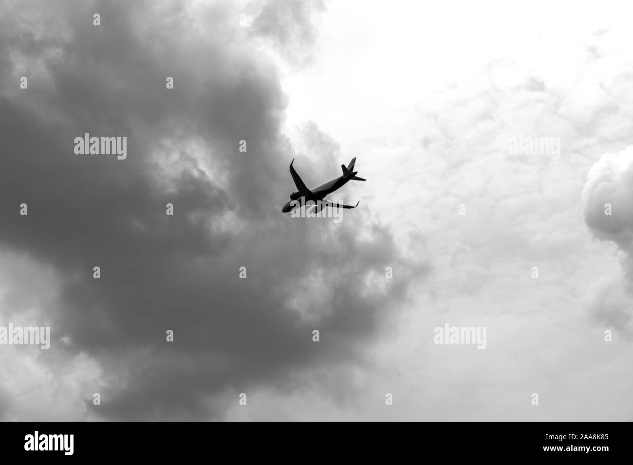Kommerzielle Flugzeug fliegen in die dramatische Wolken. Zivile Luftfahrt Verkehr Travel Concept. Flugzeuge Sicht. Stockfoto