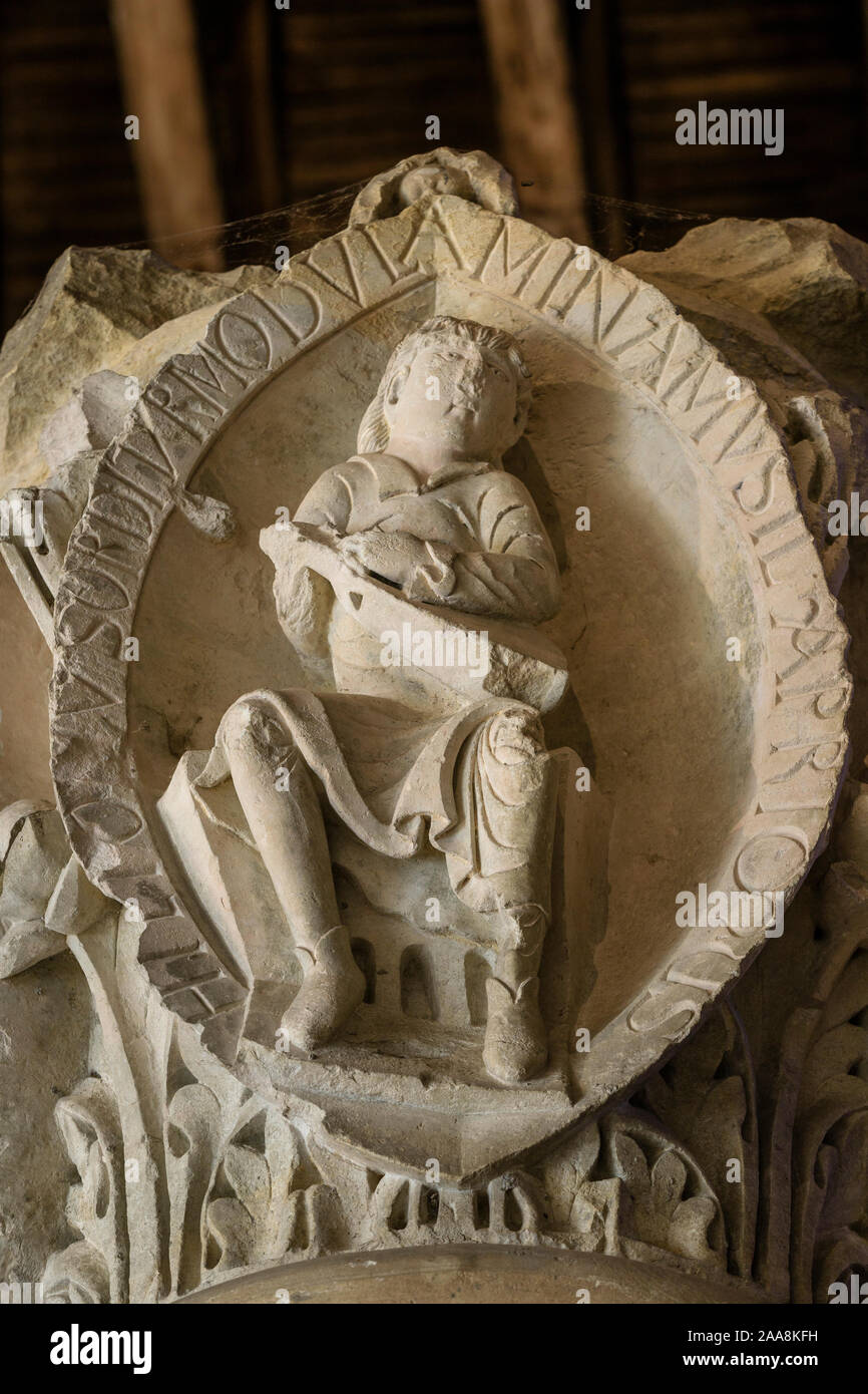 Frankreich, Saone-et-Loire, Maconnais, Cluny, Cluny Benediktinerabtei, Interieur, farinier Gebäude, das Mehl Loft, wo sind die romanische Kopf ausgesetzt Stockfoto