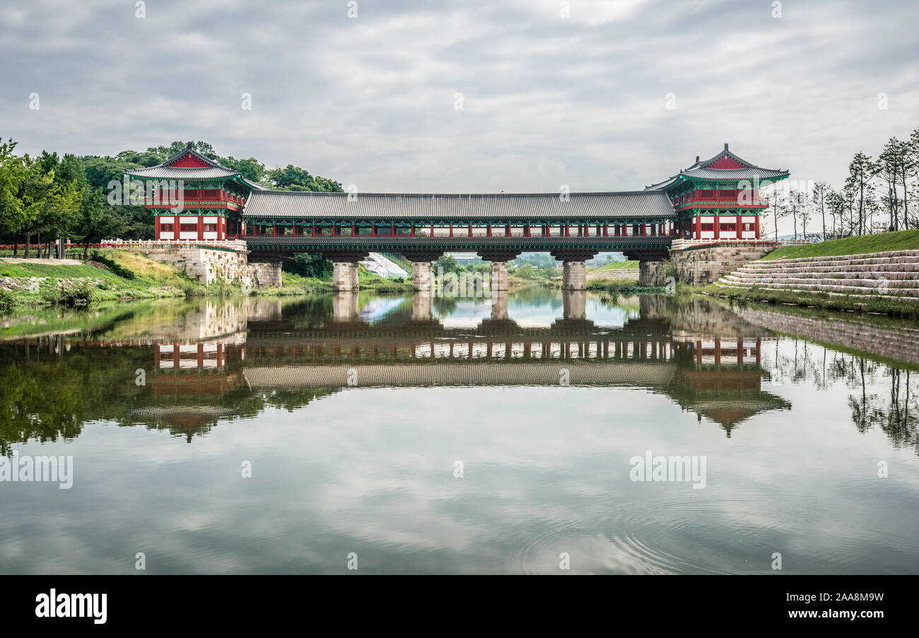 Woljeonggyo Covered Bridge Blick und Wasser Reflexion an bewölkten Tag in Gyeongju Südkorea Stockfoto