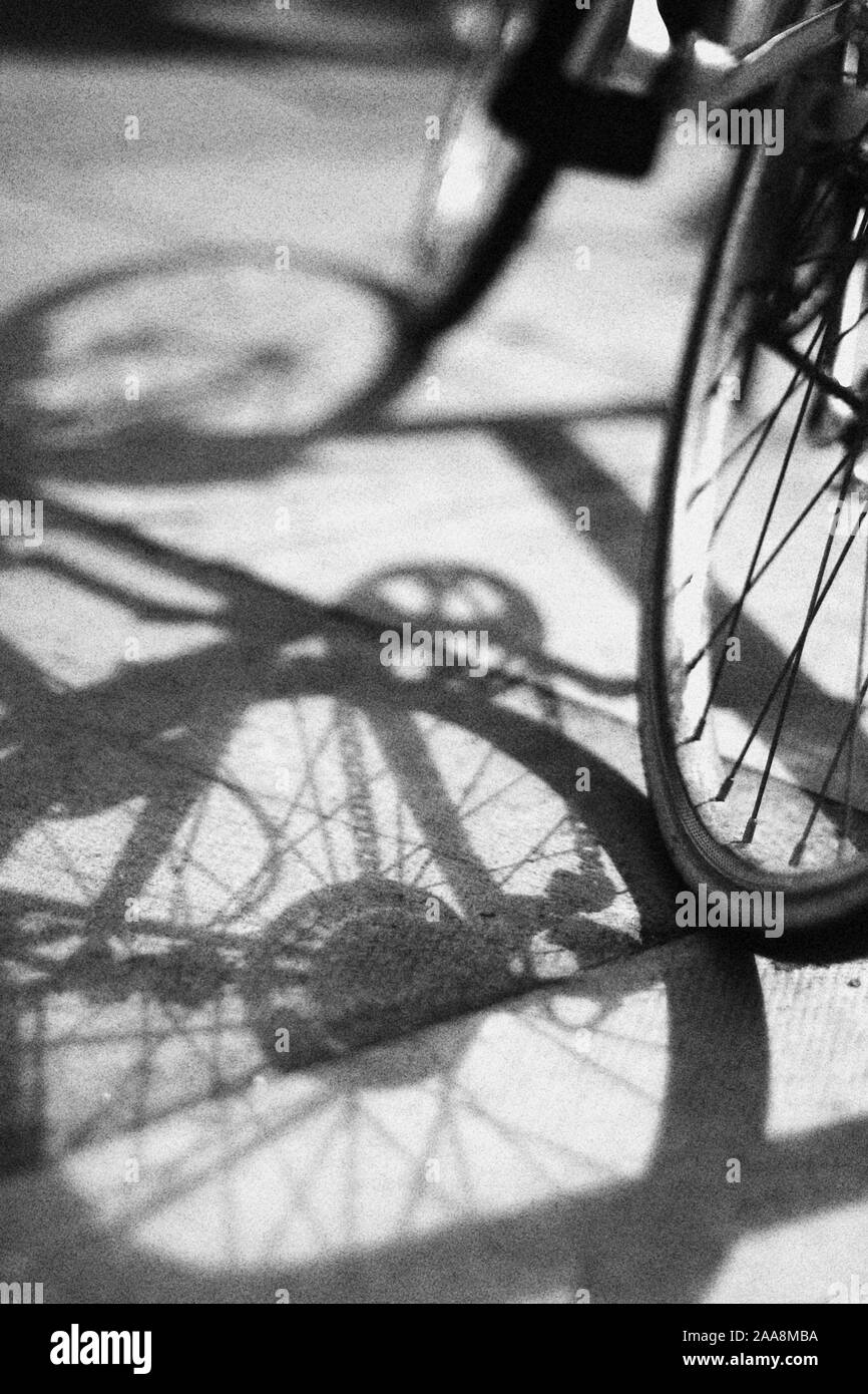 Absichtlich körnig abstrakte monochrome Fahrrad Rad Stockfoto