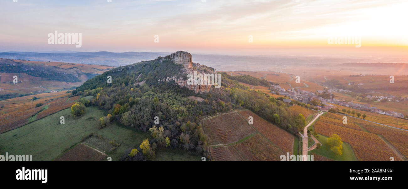 Frankreich, Saone-et-Loire, Pouilly, Maconnais, solutre der Roche de Solutre im Herbst (Luftbild) // Frankreich, Saône-et-Loire (71), Mâconnais, Solutré-Po Stockfoto