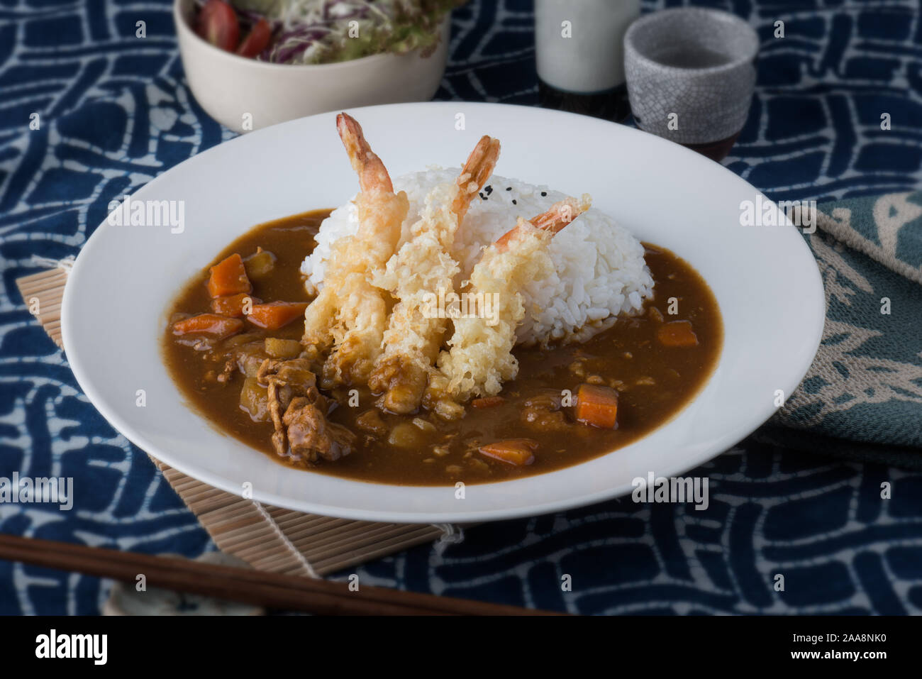 Japanisches Curry mit gebratenen Garnelen topping oder Ebi tempura kare Reis. Stockfoto