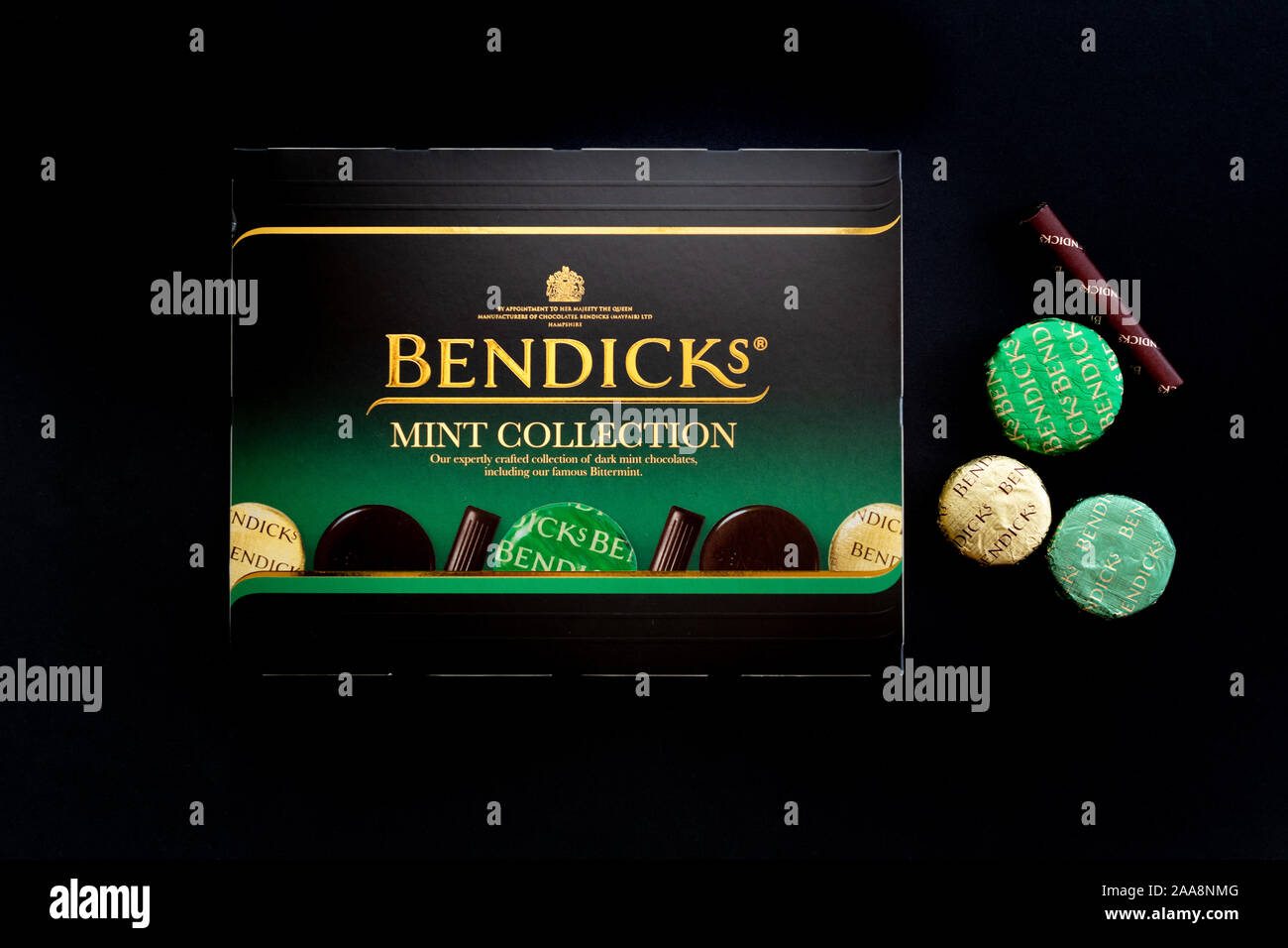 Bendicks Mint Collection - Box und dem Minzbonbon auf schwarzem Hintergrund Stockfoto