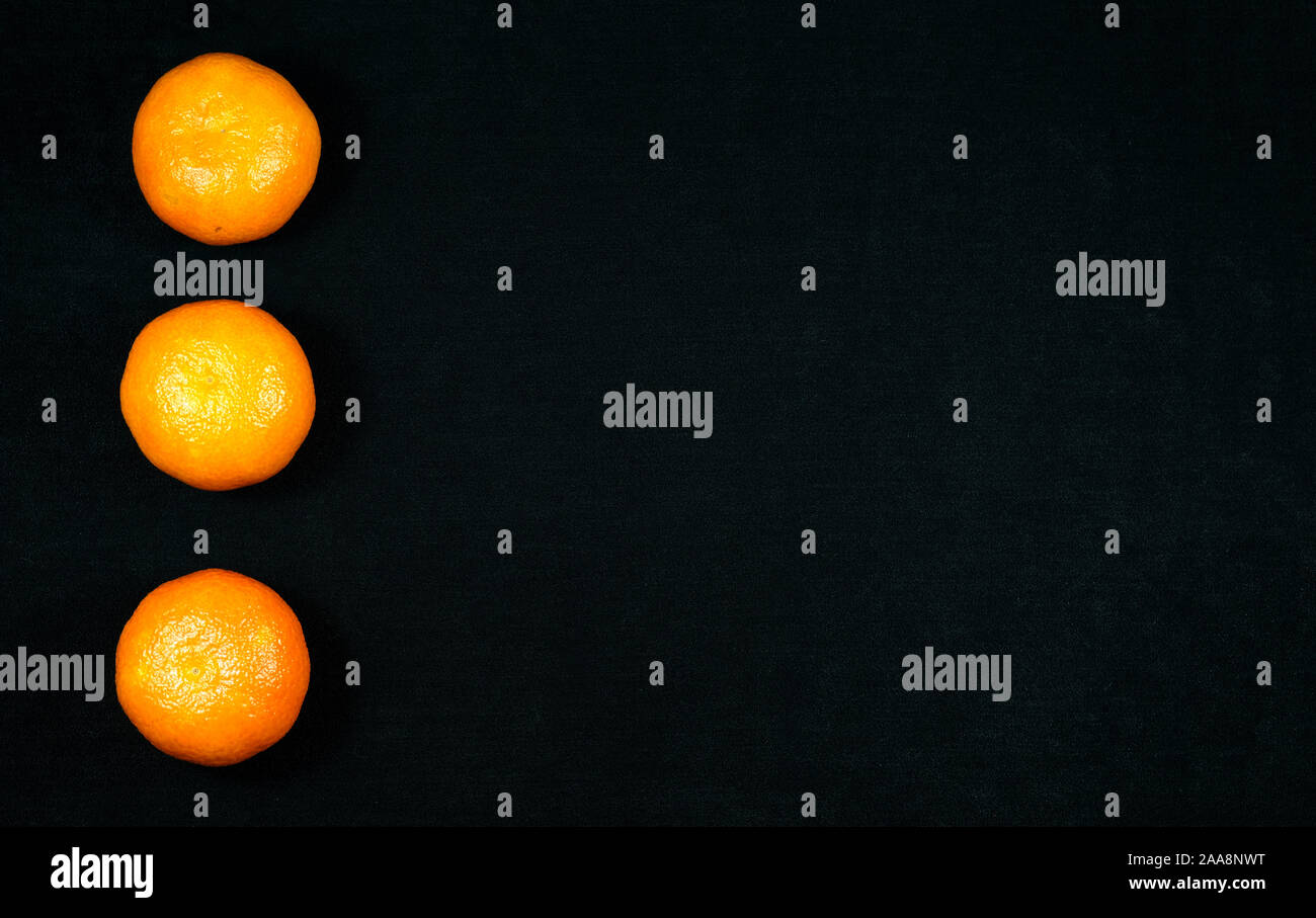 Mandarinen auf gerade vertikale Linie Stockfoto