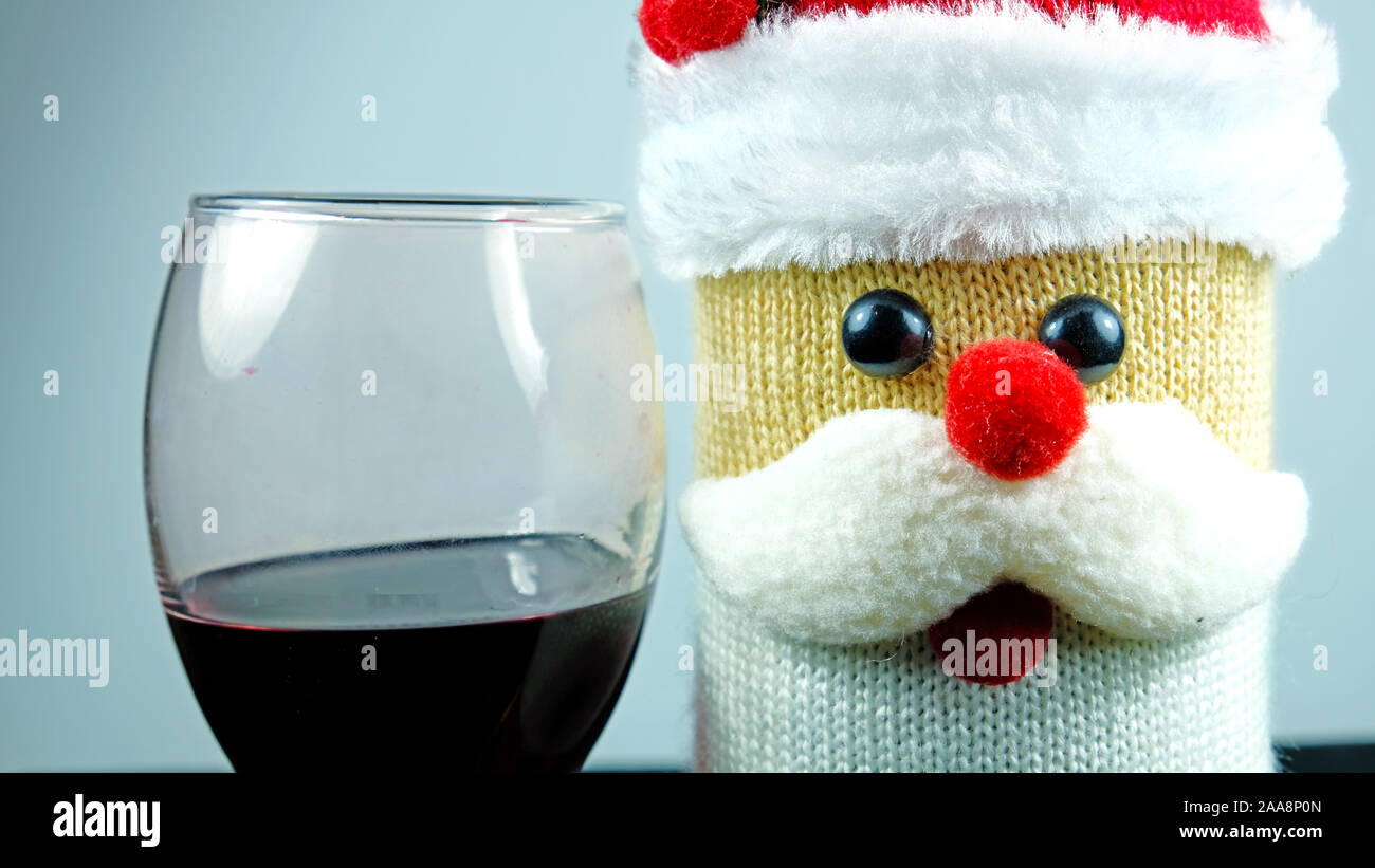 Santa Claus und Glas Rotwein Stockfoto