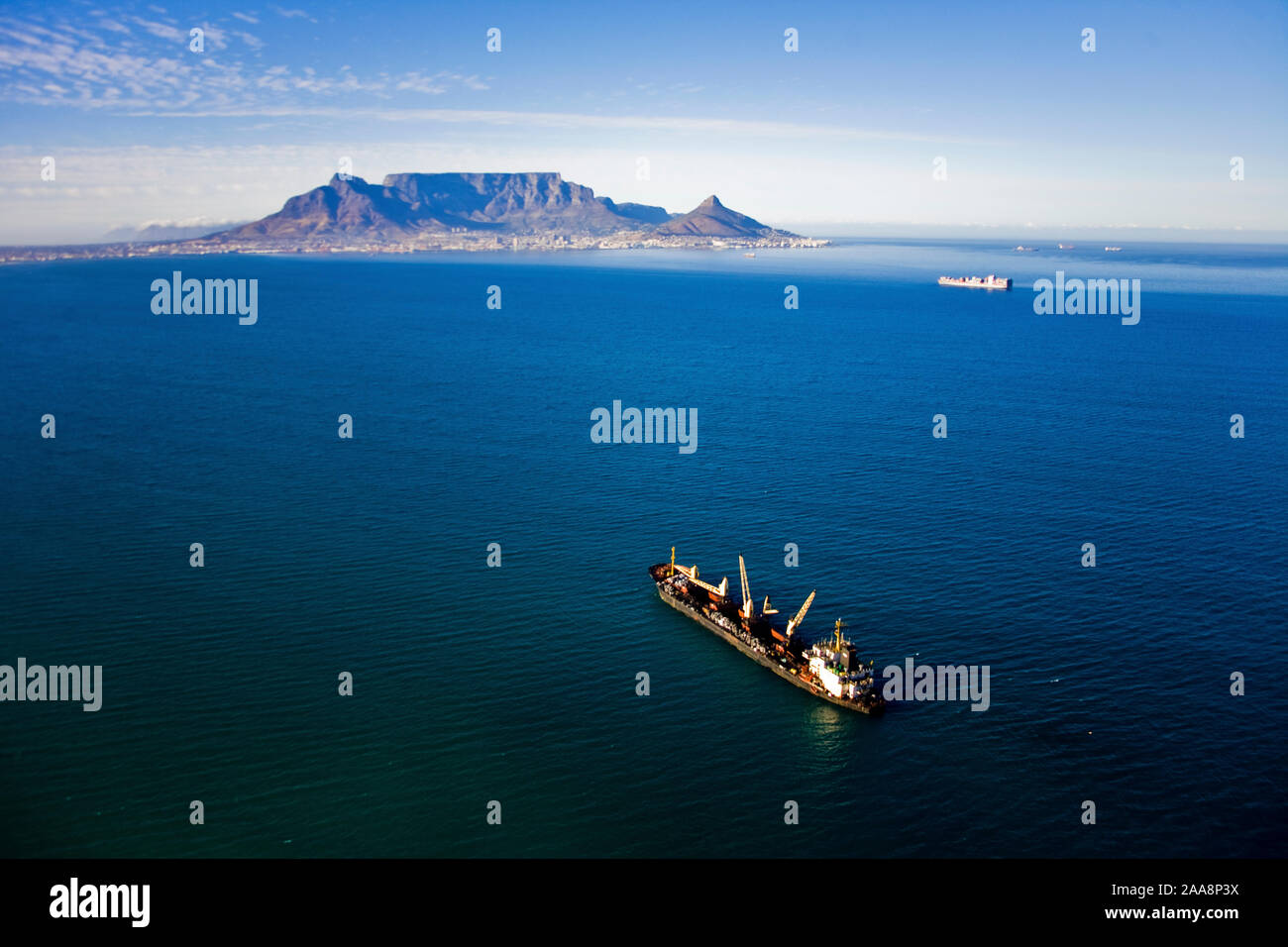 Luftbild des Schiffes im Table Bay mit dem Tafelberg, Kapstadt, Südafrika Stockfoto