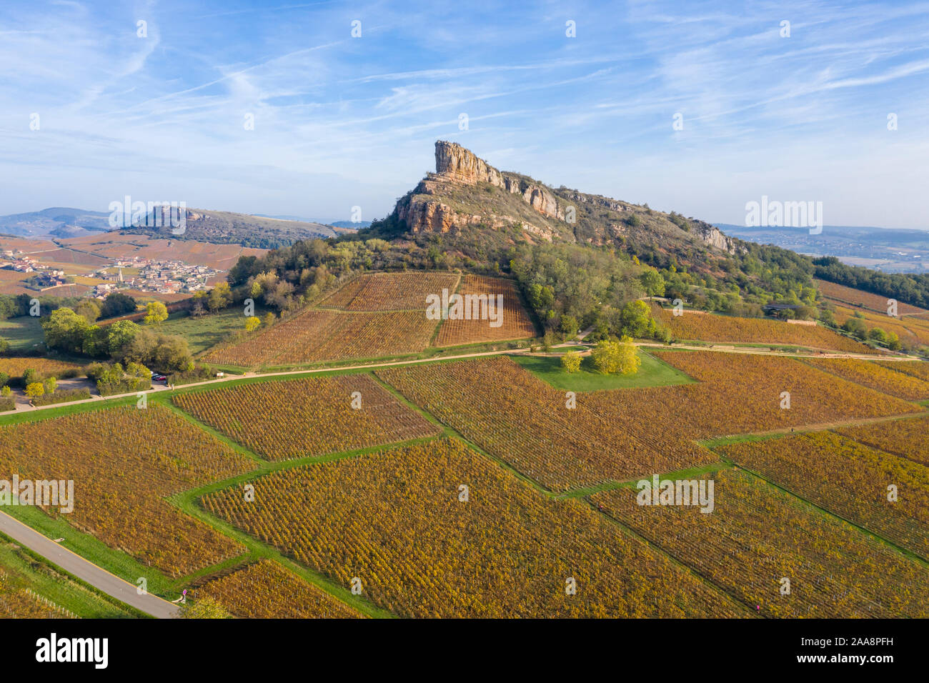 Frankreich, Saone-et-Loire, Pouilly, Maconnais, solutre der Roche de Solutre im Herbst mit den Roche de Vergisson im Hintergrund (Luftbild)//Fran Stockfoto
