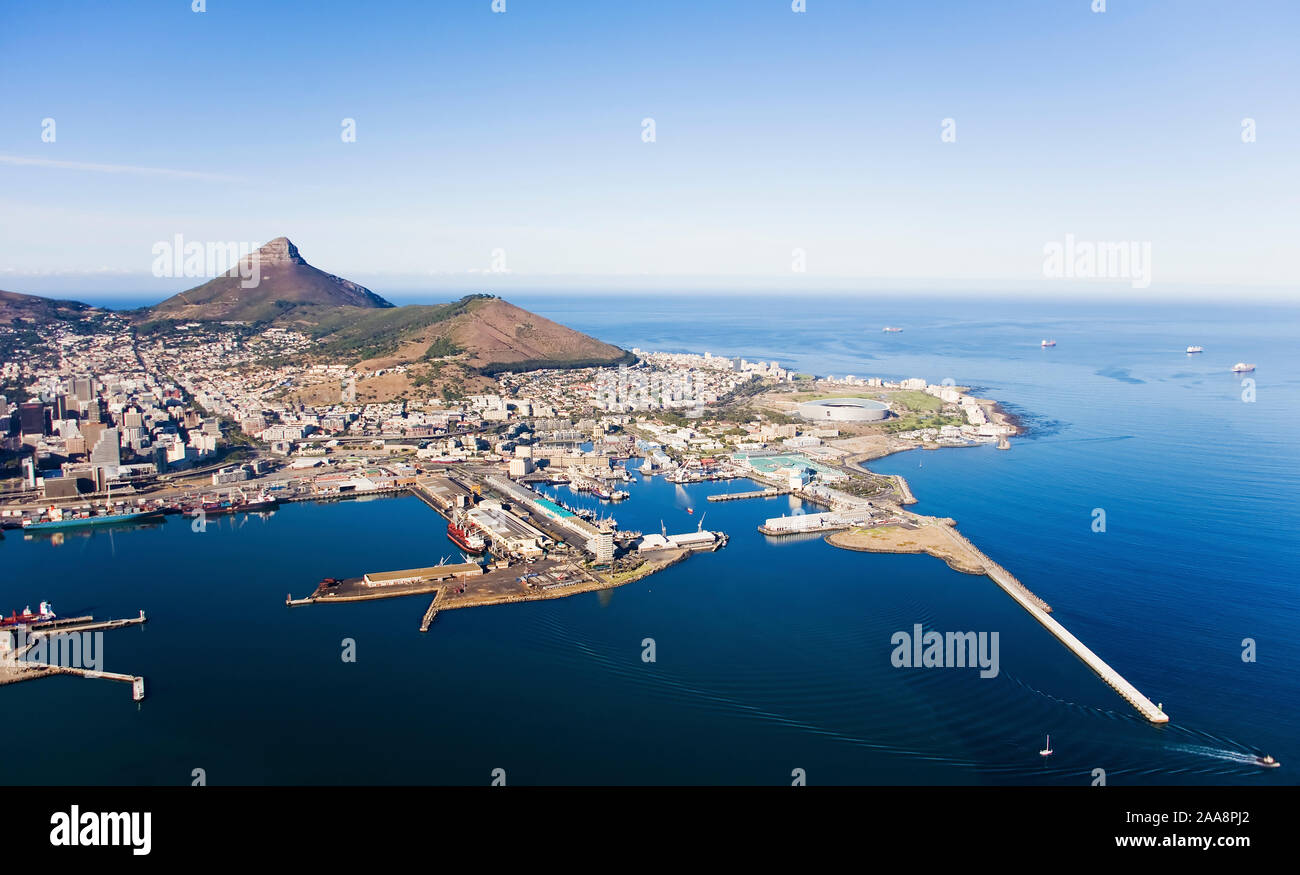Luftaufnahme der Victoria & Alfred Waterfront und Kapstadt Hafen mit den Lions Head und Signal Hill, Kapstadt, Südafrika Stockfoto