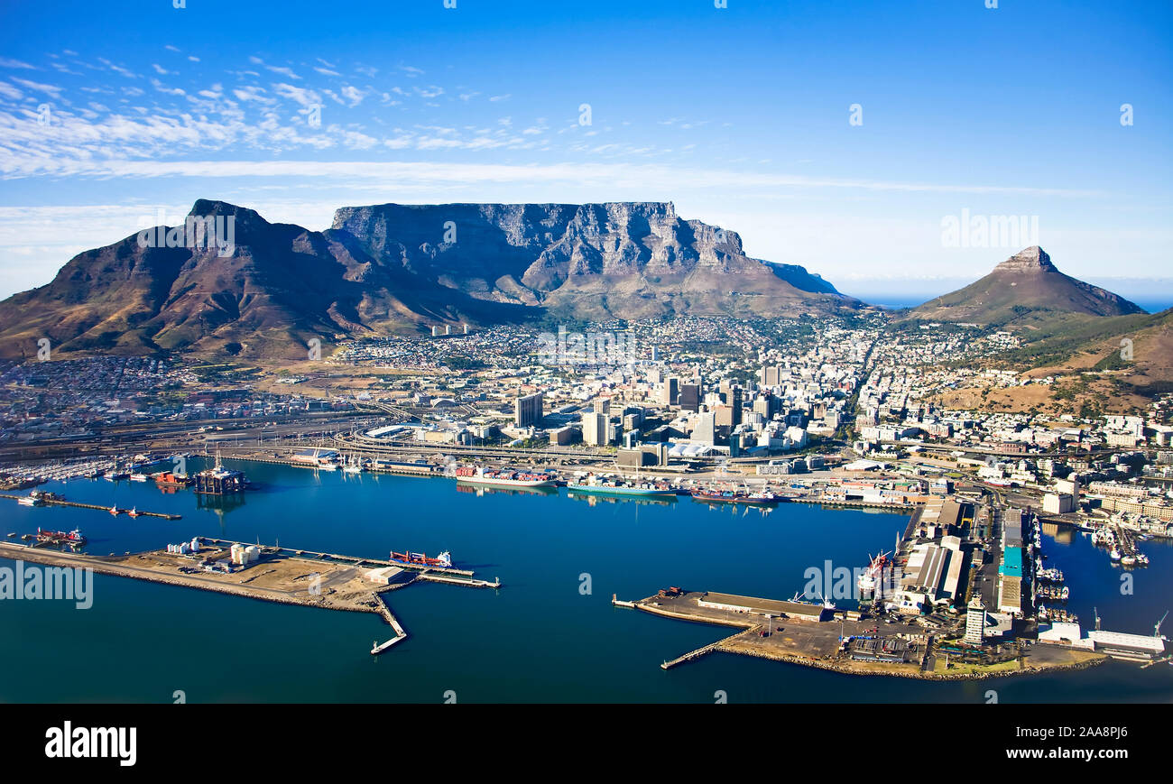 Luftaufnahme von Cape Town City Centre, mit Table Mountain, Cape Town Harbour, Lion's Head und Devil's Peak Stockfoto