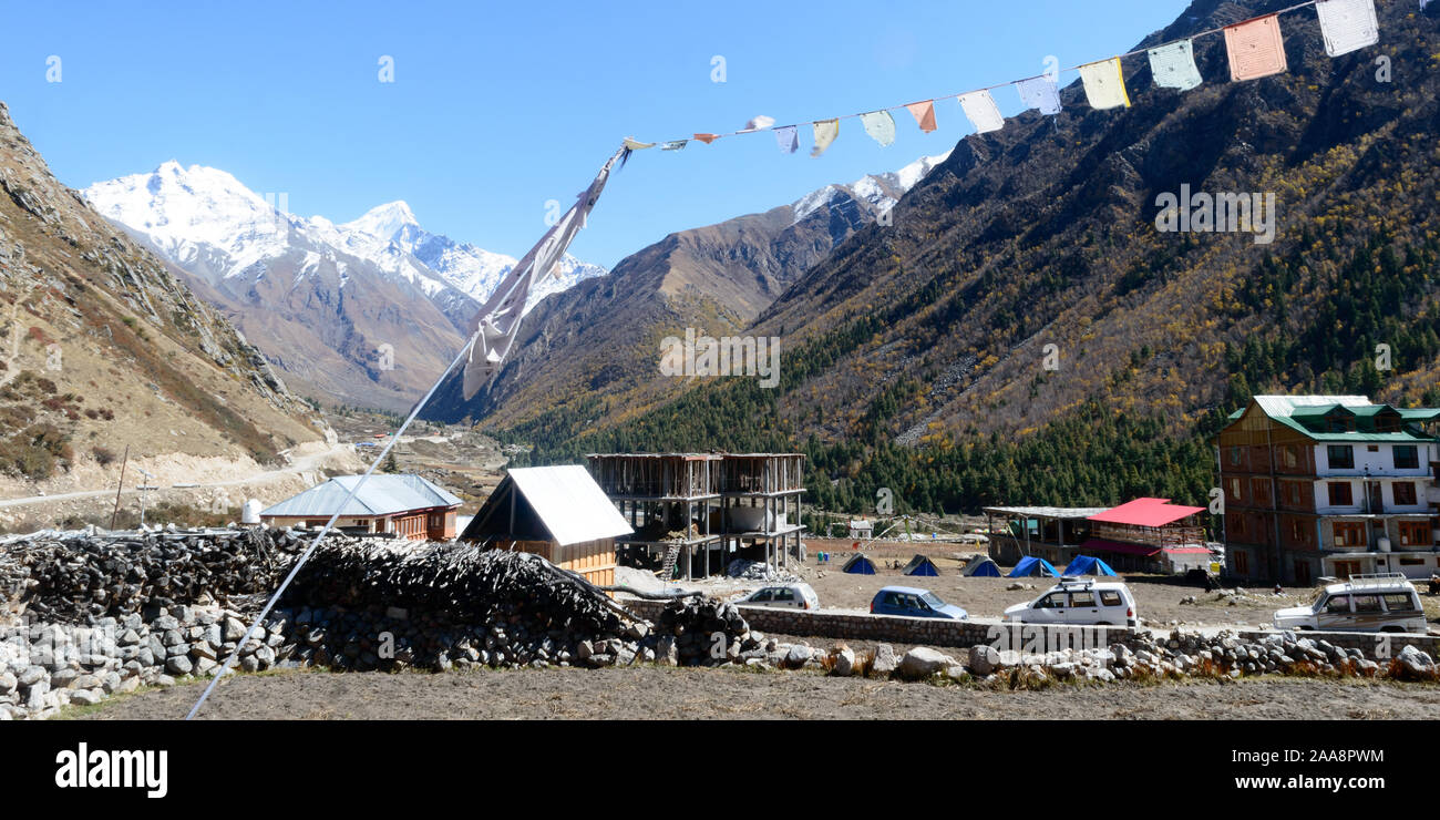 Chitkul Indien Mai 2019 - Szenische Ansicht des letzten Indien Dorf. Ganze Gelände ist von Kailash Himalaya Gebirge, Apfelgärten umgeben, Holz- Stockfoto