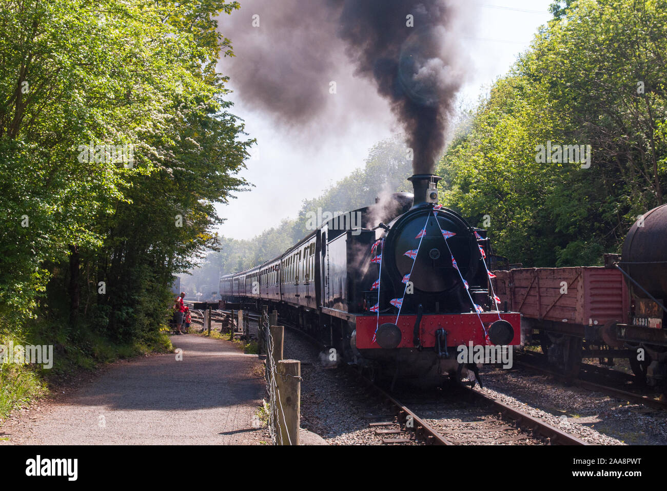 Bristol, England, UK - 22. Mai 2012: eine Dampflok fährt entlang des Avon Valley Railway Heritage Line neben dem Bristol und Bath Railway weg. Stockfoto Bristol, England, UK - 22. Mai 2012: eine Dampflok fährt entlang des Avon Valley Railway Heritage Line neben dem Bristol und Bath Railway weg. Stockfoto