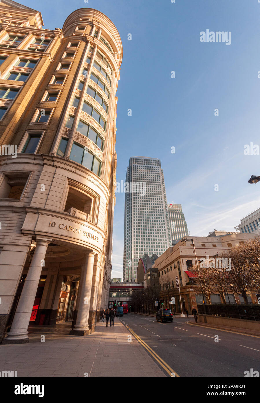 London, England, Großbritannien - 10 Dezember, 2011: Die Sonne scheint auf moderne Bürogebäude im Geschäftsviertel Canary Wharf von East London. Stockfoto