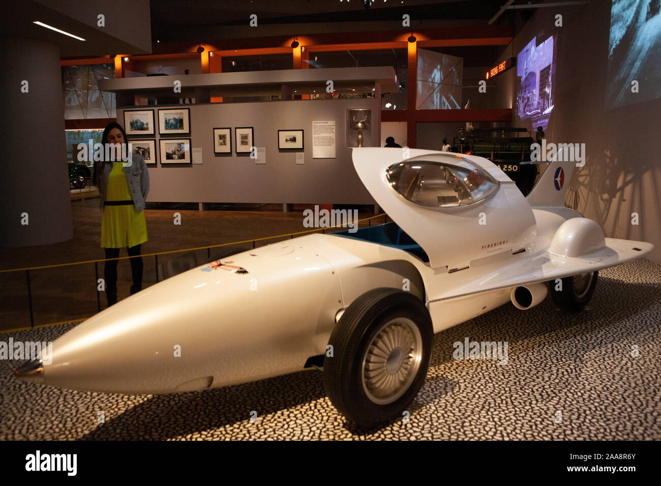 Das V&A Museum in London hosts seine wichtigsten Herbst Ausstellung "Autos: Die Beschleunigung der modernen Welt". Die Show enthält dieses 1953 Firebird 1 Concept Car. Stockfoto