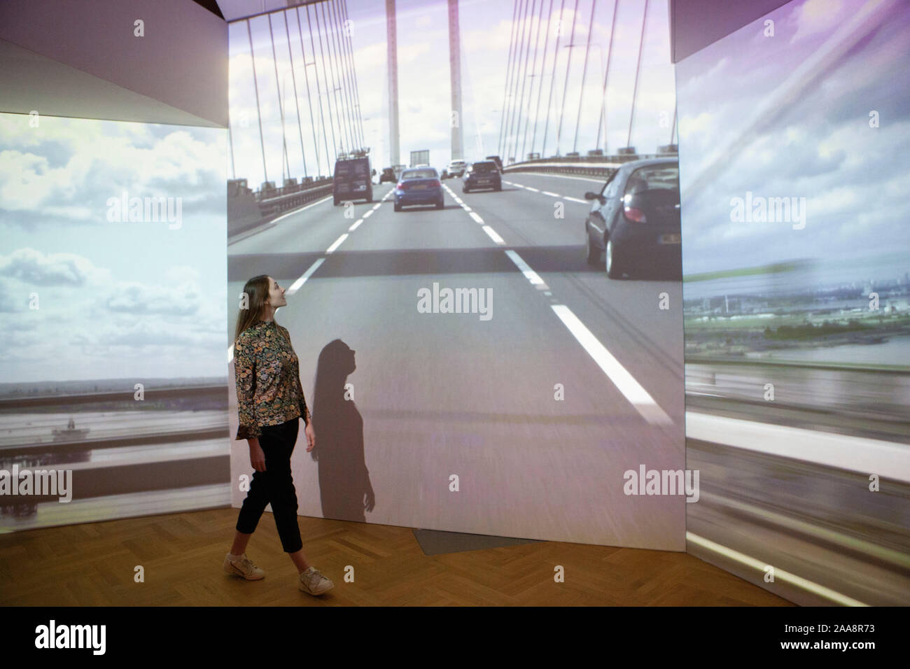 Das V&A Museum in London hosts seine wichtigsten Herbst Ausstellung "Autos: Die Beschleunigung der modernen Welt". Die Show enthält die erste Produktion Auto in Existenz, eine autonome fliegende Auto, einem umgebauten low-rider und ein 1950s Concept Car. Stockfoto