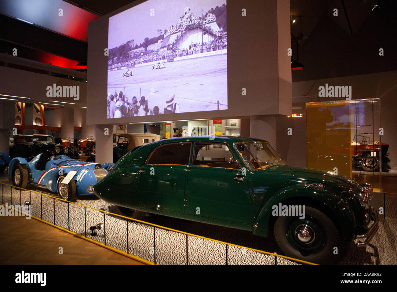 Das V&A Museum in London hosts seine wichtigsten Herbst Ausstellung "Autos: Die Beschleunigung der modernen Welt". Die Show enthält dieses 1037 Tatra 77 durch den Österreichischen Ingenieur Paul Jaray, das erste Auto zu rationalisieren. Stockfoto