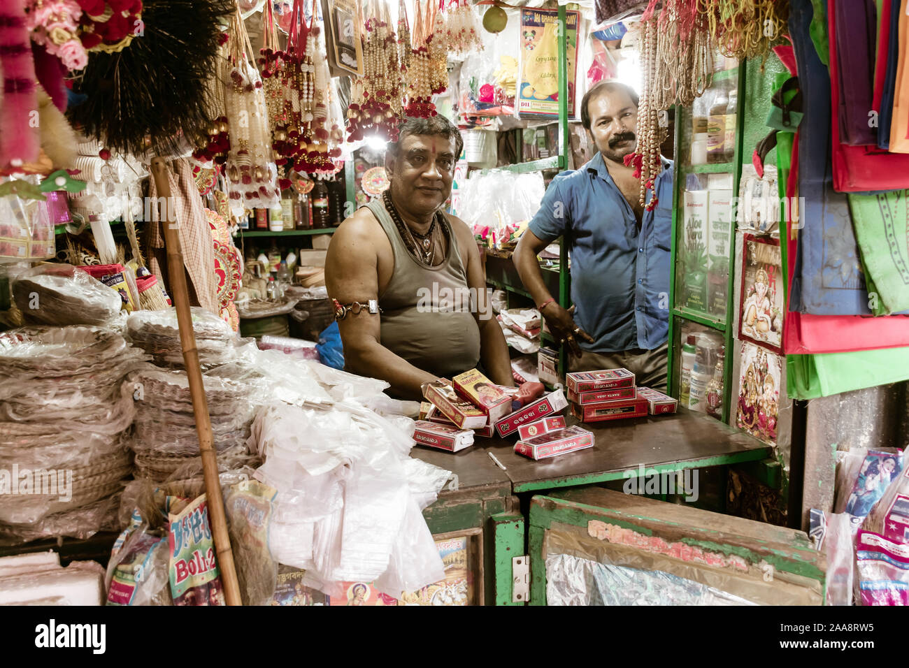 Kolkata, West Bengal, Indien, 15. September 2019 - ein Retail Puja Samagri Store oder Lebensmittelgeschäft Eigentümer (religiöse Pooja Produkt Großhändler und Gott I Stockfoto