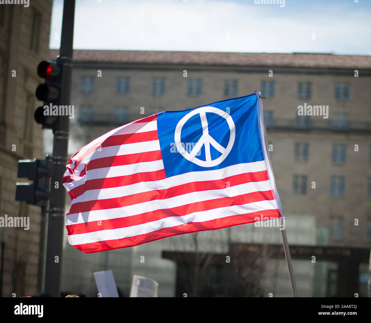 Amerikanische Flagge mit Peace Symbol anstelle der Sterne Stockfoto